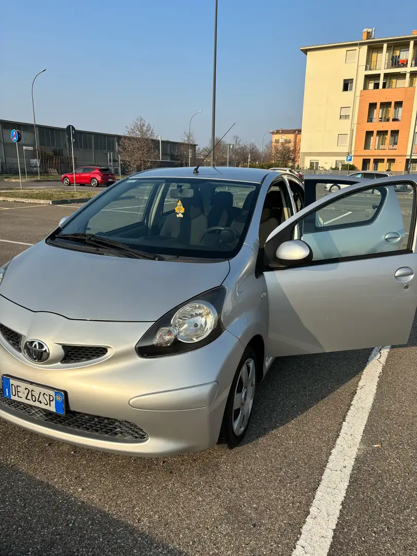 Toyota Aygo 5p 1.4d Sol Silber - 1