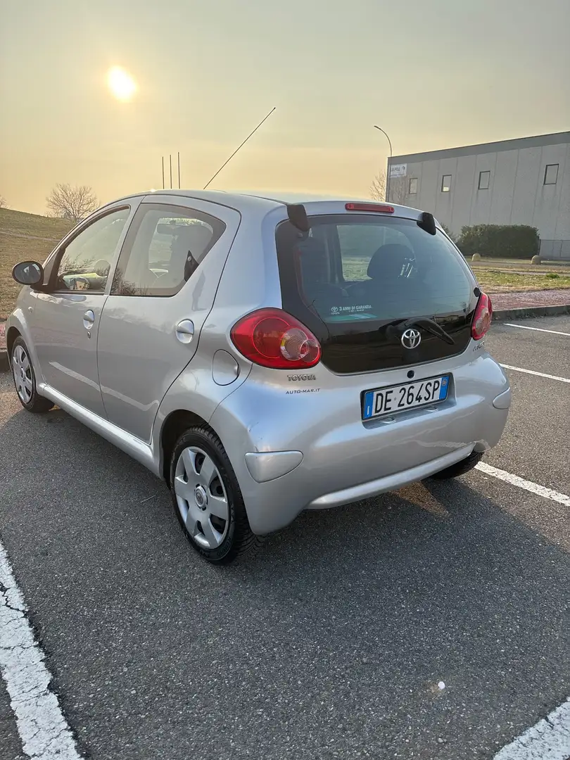 Toyota Aygo 5p 1.4d Sol Silber - 2