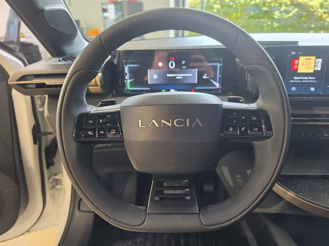 Lancia Ypsilon 2024 — фото 12