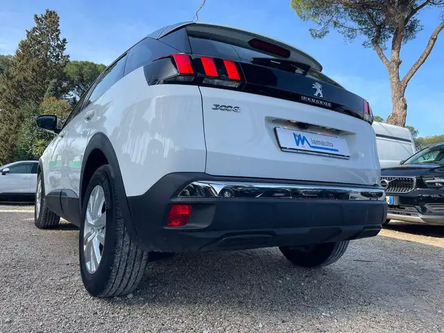 Peugeot 3008 view 3