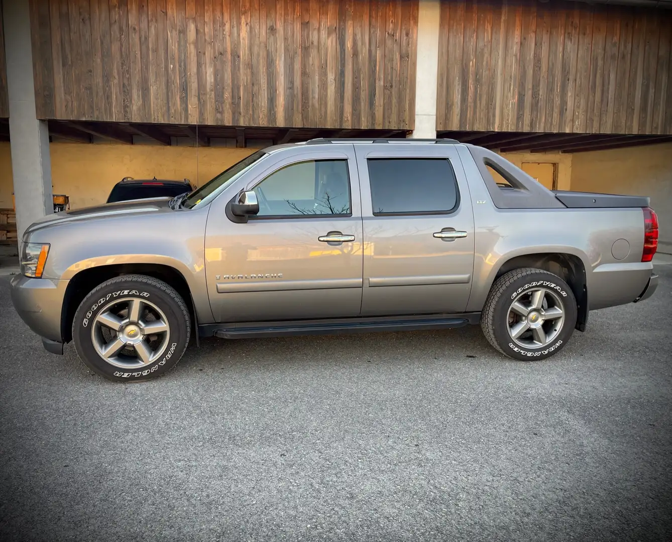 Chevrolet Avalanche 5,3 LTZ FlexFuel Gri - 2