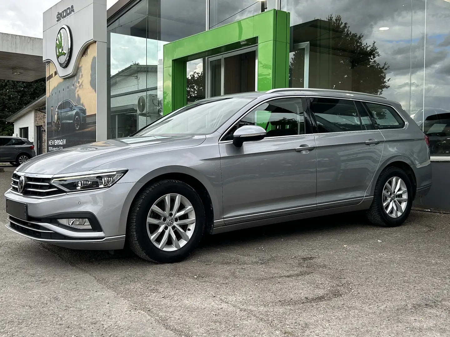 Volkswagen Passat Variant 1.6TDi • DSG • CarPlay • Navigation • Zilver - 2