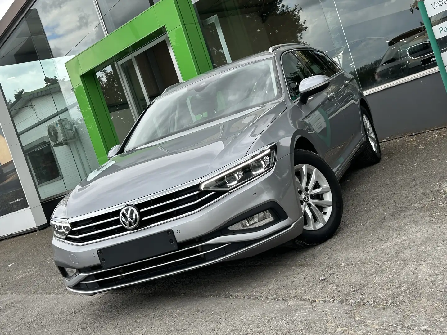 Volkswagen Passat Variant 1.6TDi • DSG • CarPlay • Navigation • Zilver - 1