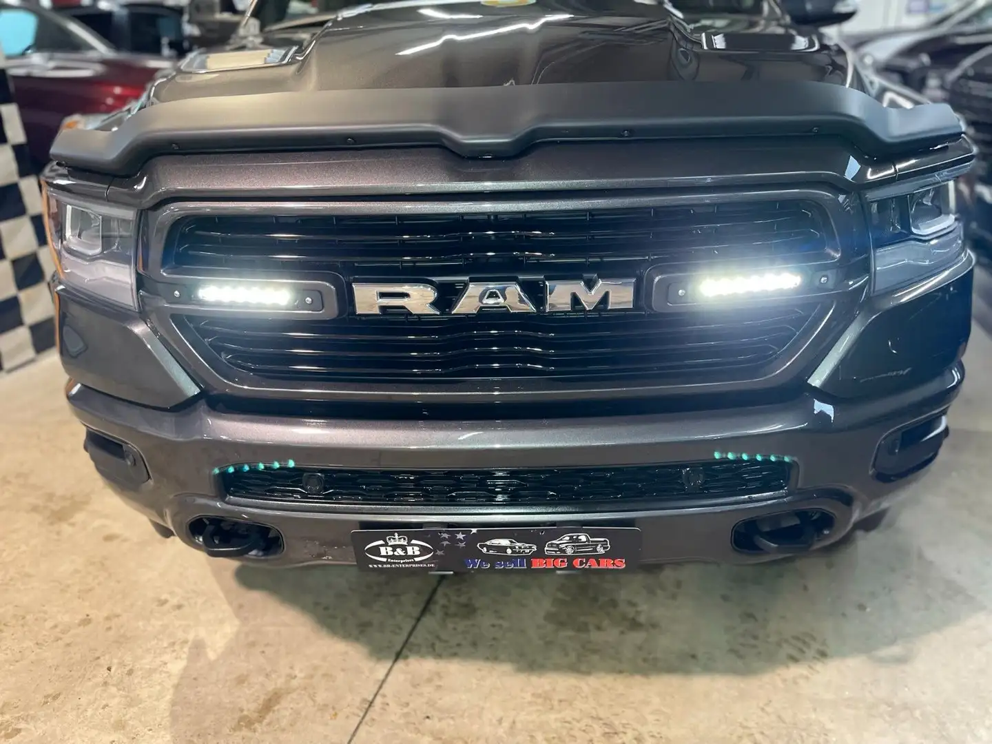 Dodge RAM LARAMIE+CREW+LONGBED+PRINS+AHK+LACHANTI+LUFTFED. Grau - 2