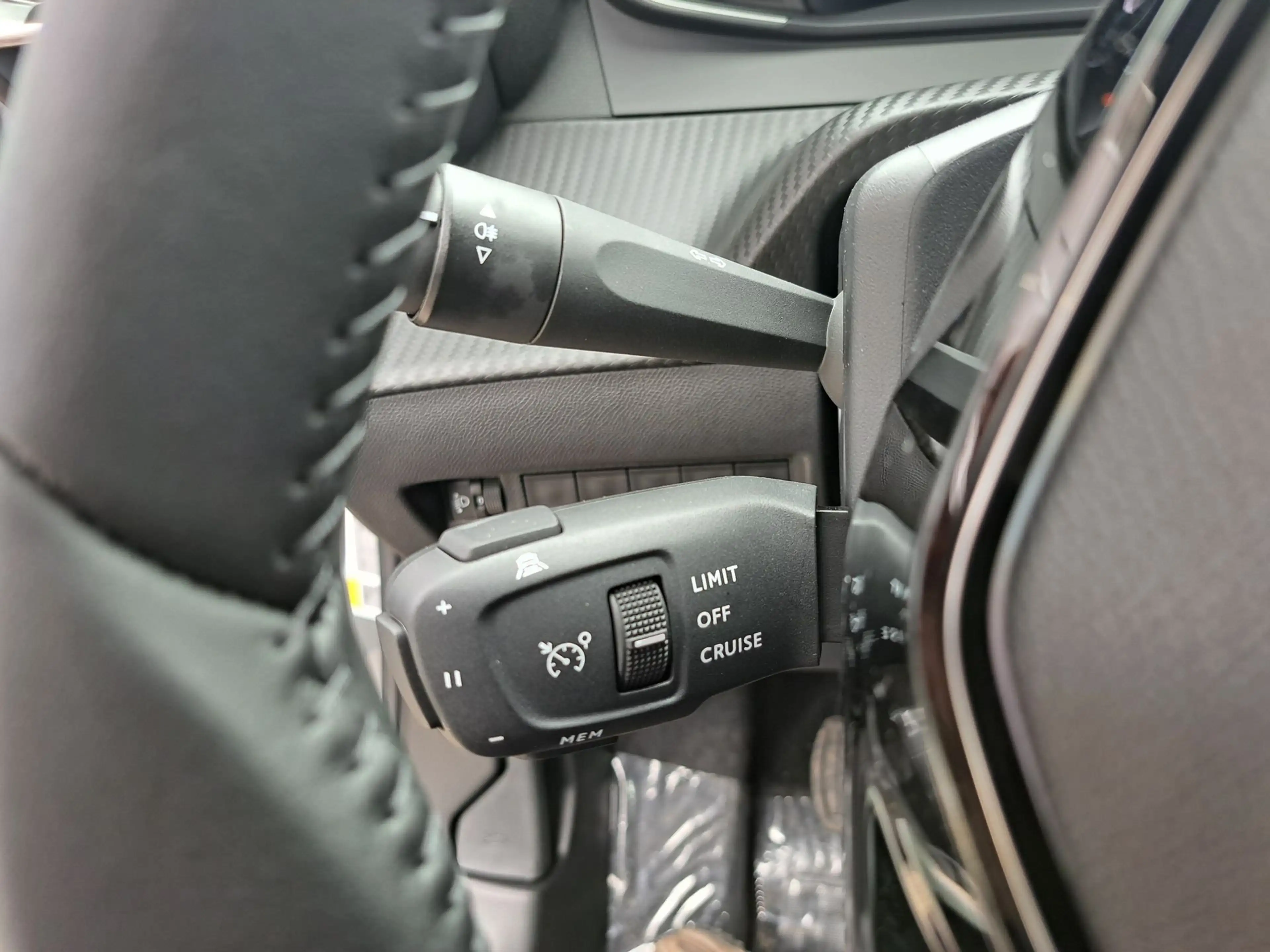 Peugeot 2008 2008 TURBO 100 ALLURE — photo 14