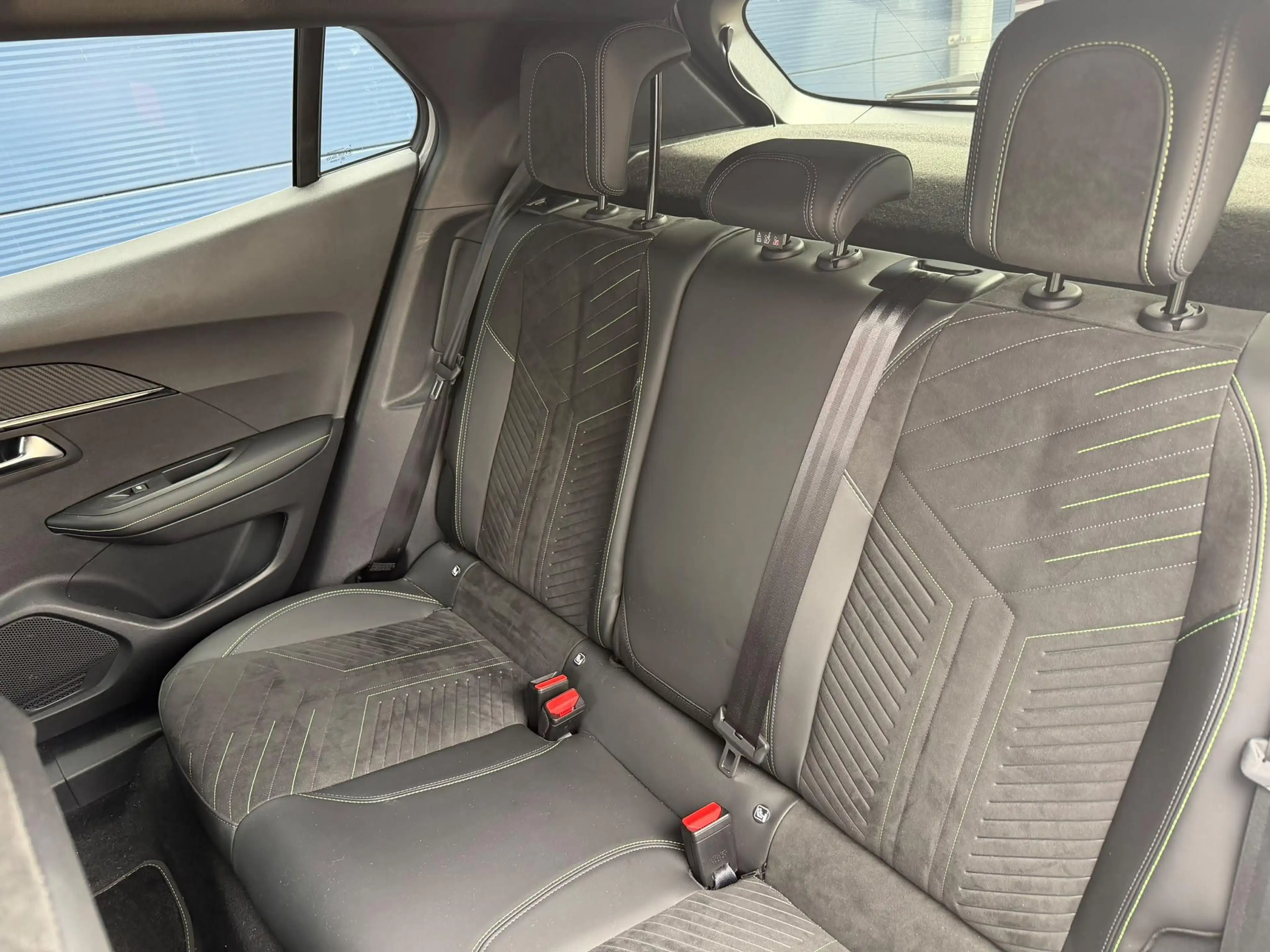 Peugeot e-2008 EV GT First Edition 54 kWh | Navigatie | Apple Car — photo 11