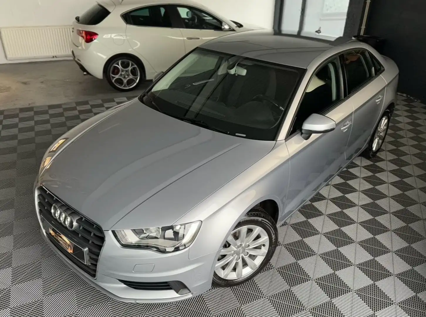 Audi A3 Berline 1.6TDi 1er propriétaire garantie 1 an Gris - 2