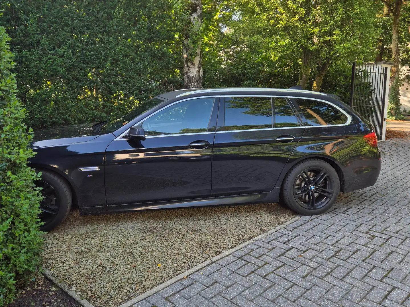 BMW 520 520d xDrive Touring Aut. crna - 1