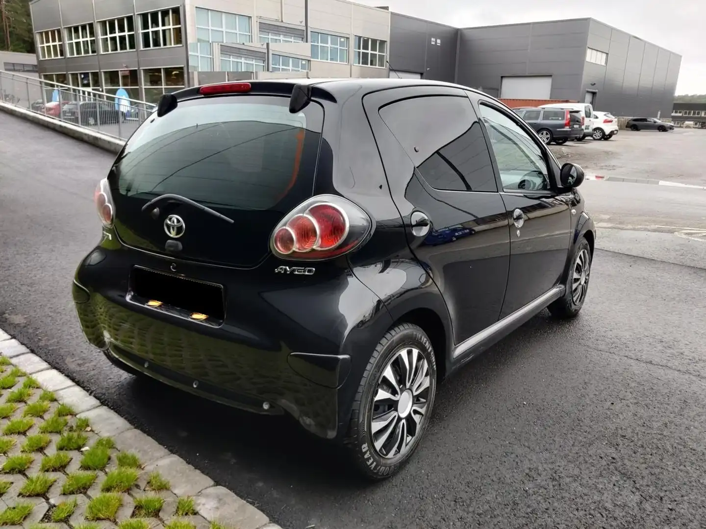 Toyota Belta Aygo 5p 1.0 Now Connect Czarny - 1