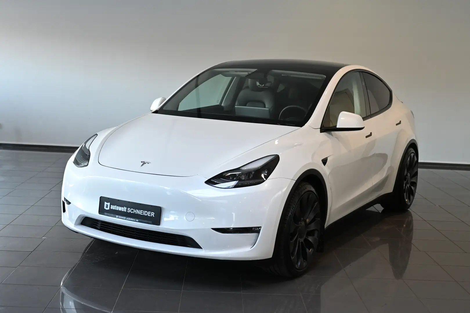 Tesla Model Y Performance Dual AWD Pano 21 Weiß - 1