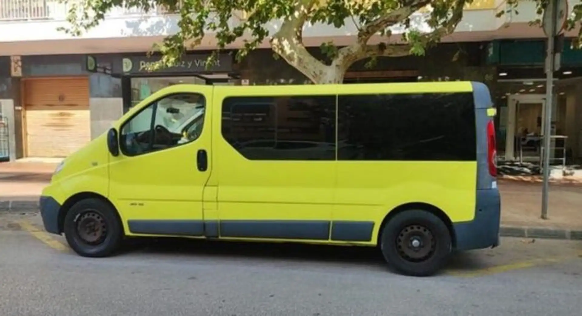 Renault Trafic Trafic 2.0dCi BlackEditionL115 E5Opti BlackEdition Amarillo - 1