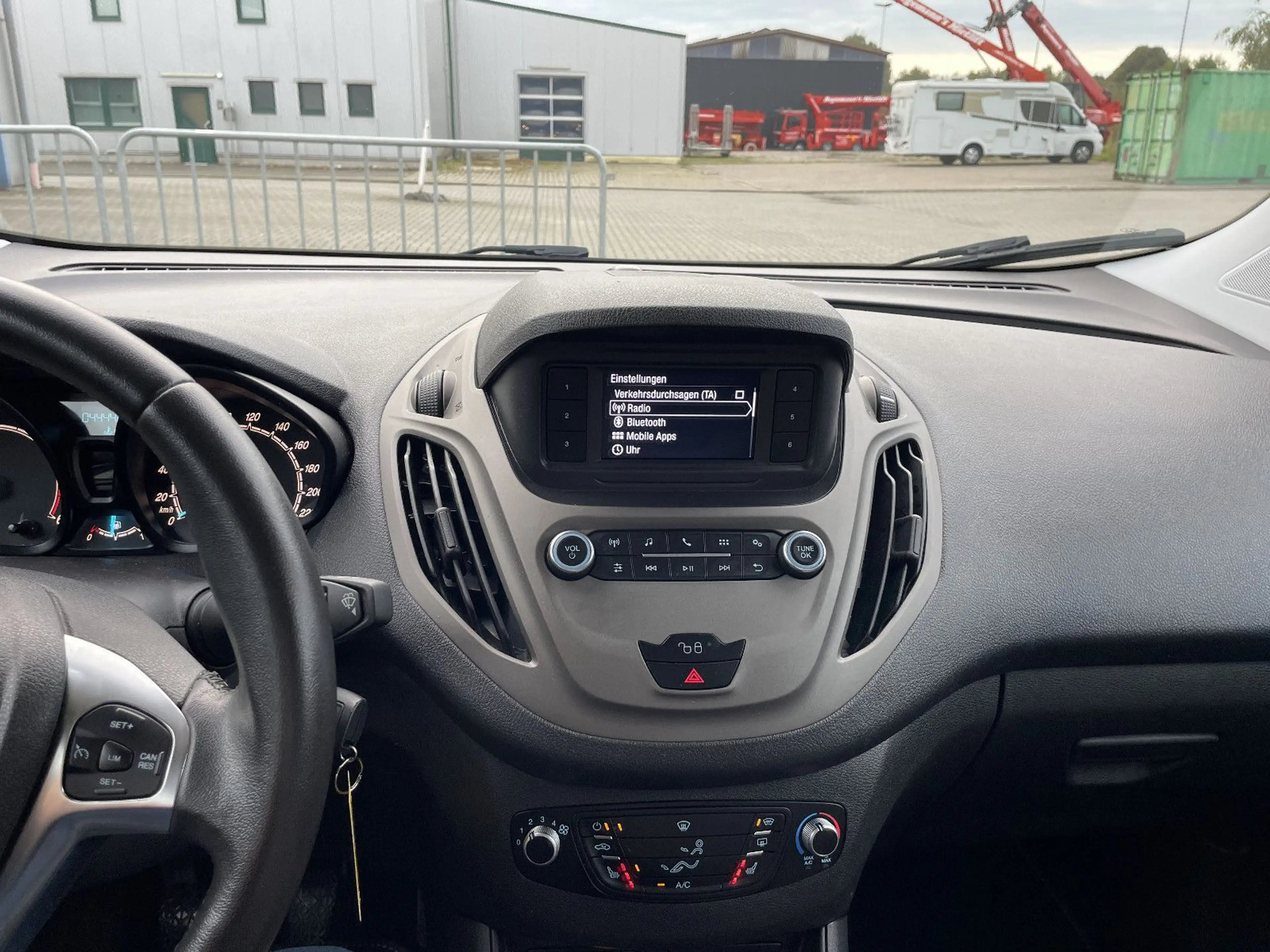 Ford Tourneo Courier Trend — photo 13