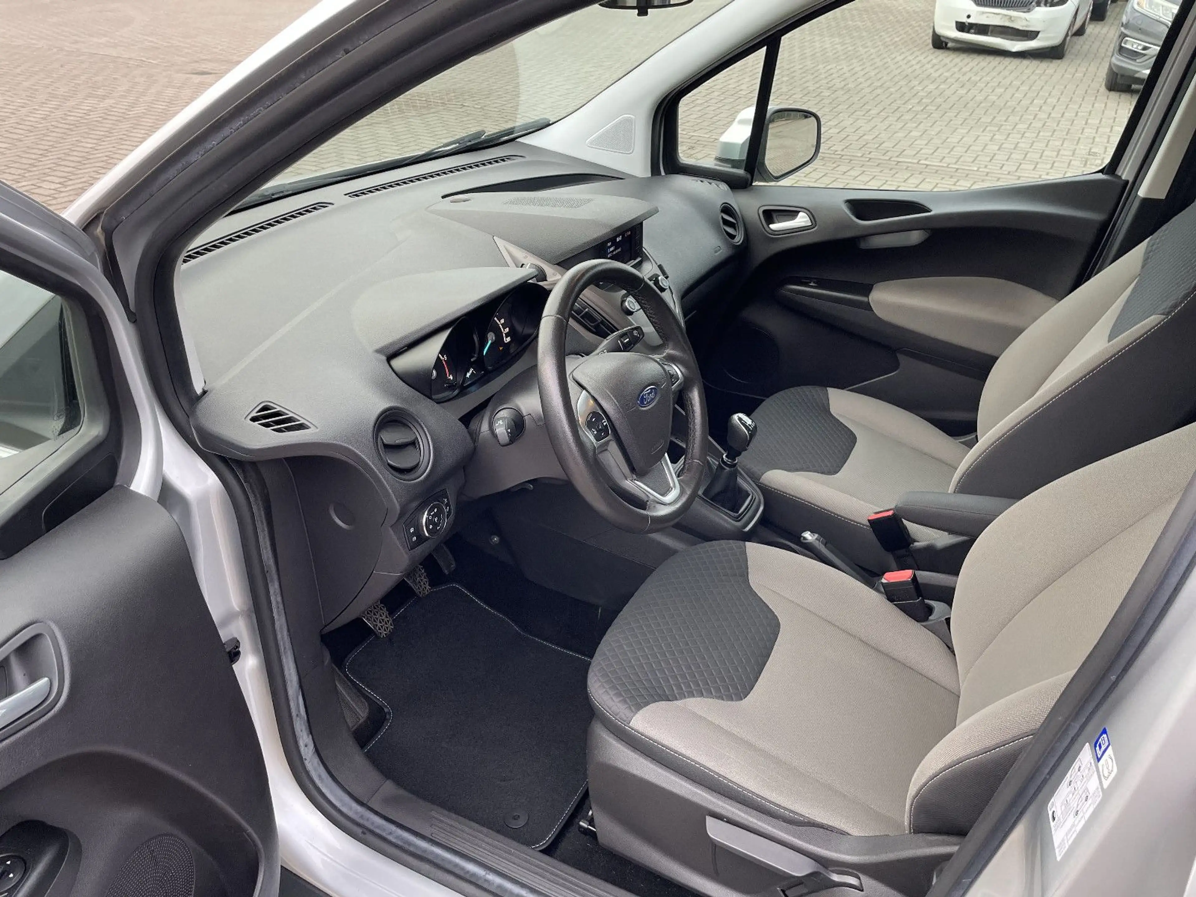 Ford Tourneo Courier Trend — photo 10