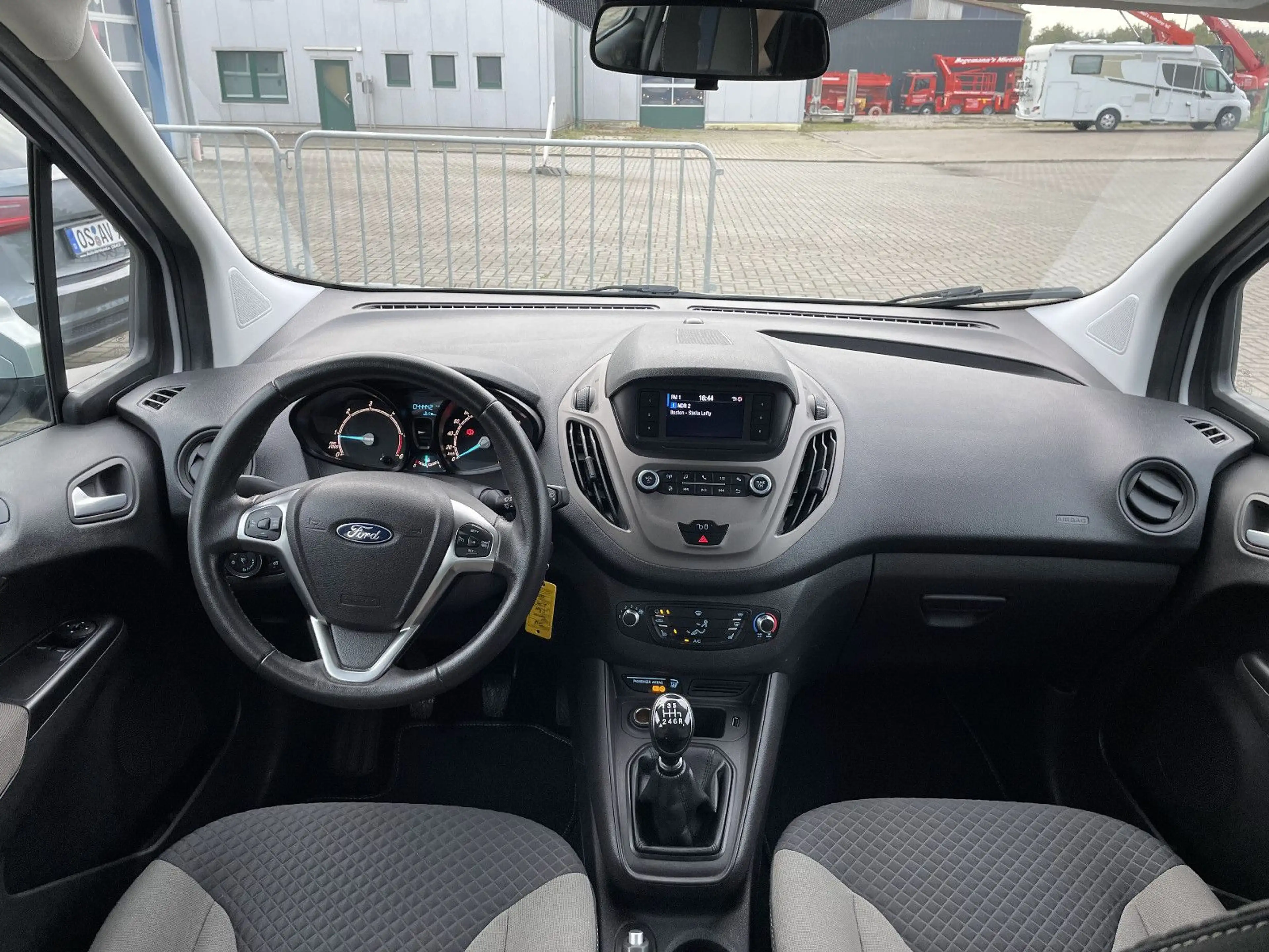 Ford Tourneo Courier Trend — photo 12