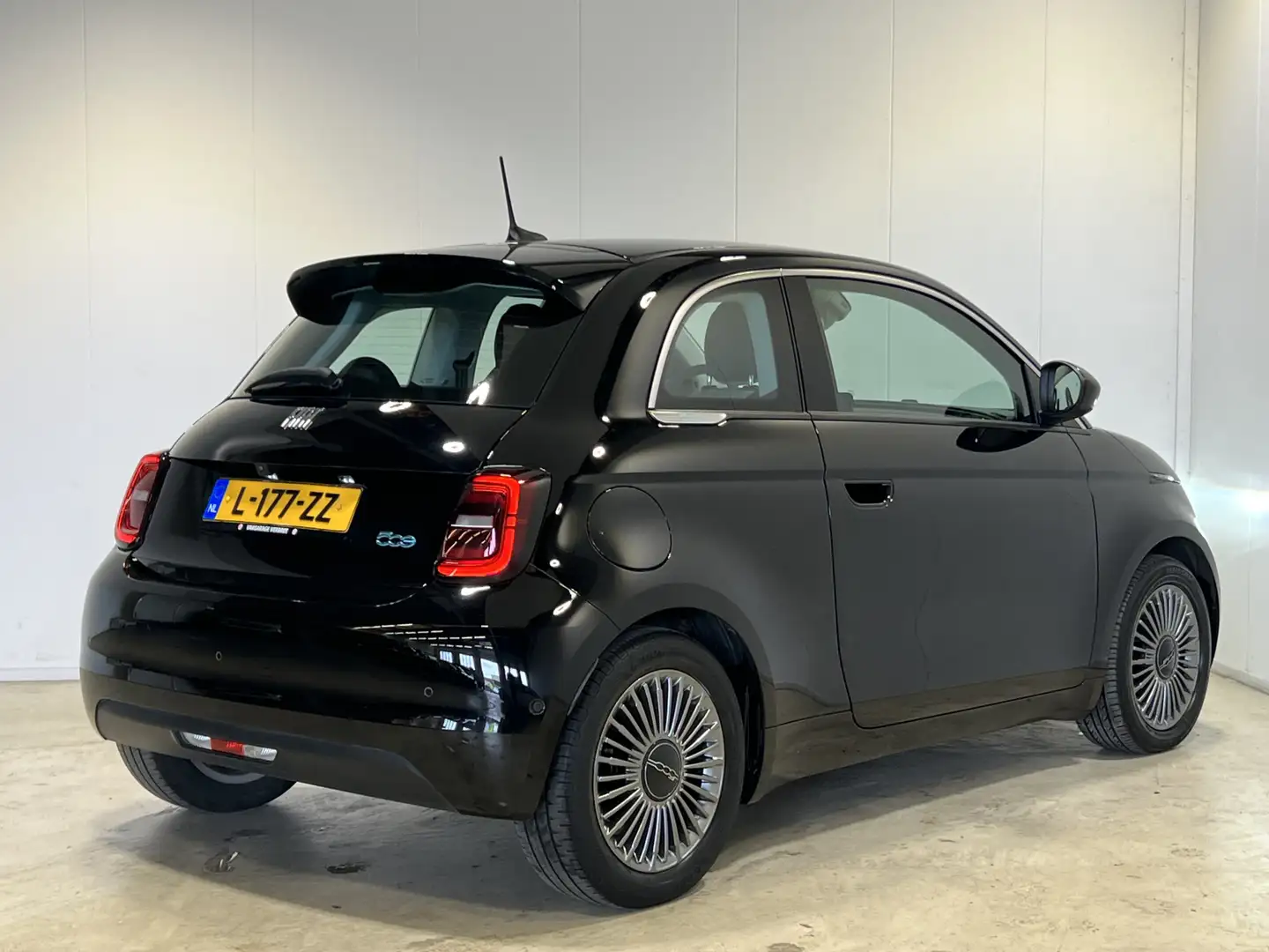 Fiat 500 Icon 42 kWh | Achteruitrijcamera | Dodehoek assist Zwart - 2