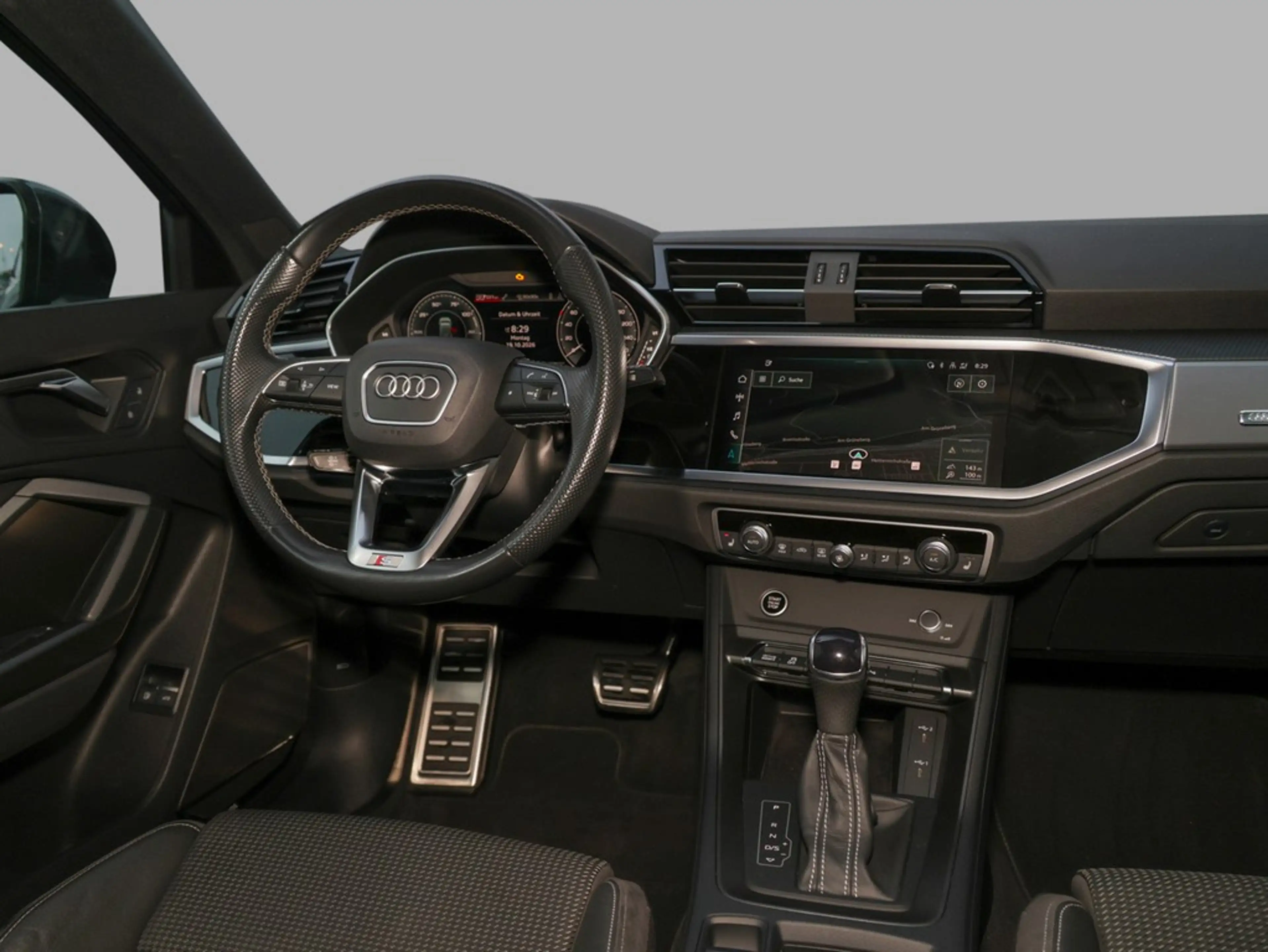 Audi Q3 45 TFSI e S line — photo 13