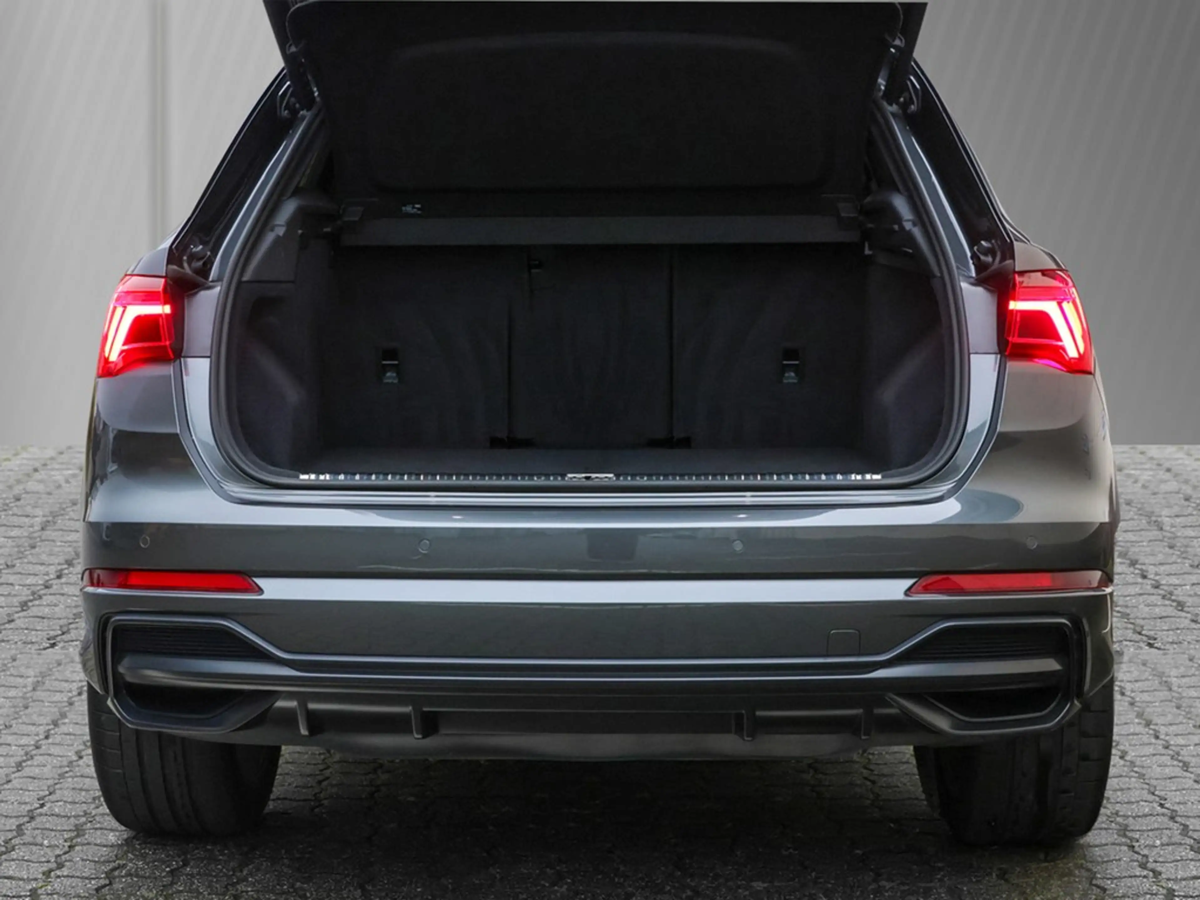 Audi Q3 45 TFSI e S line — photo 6