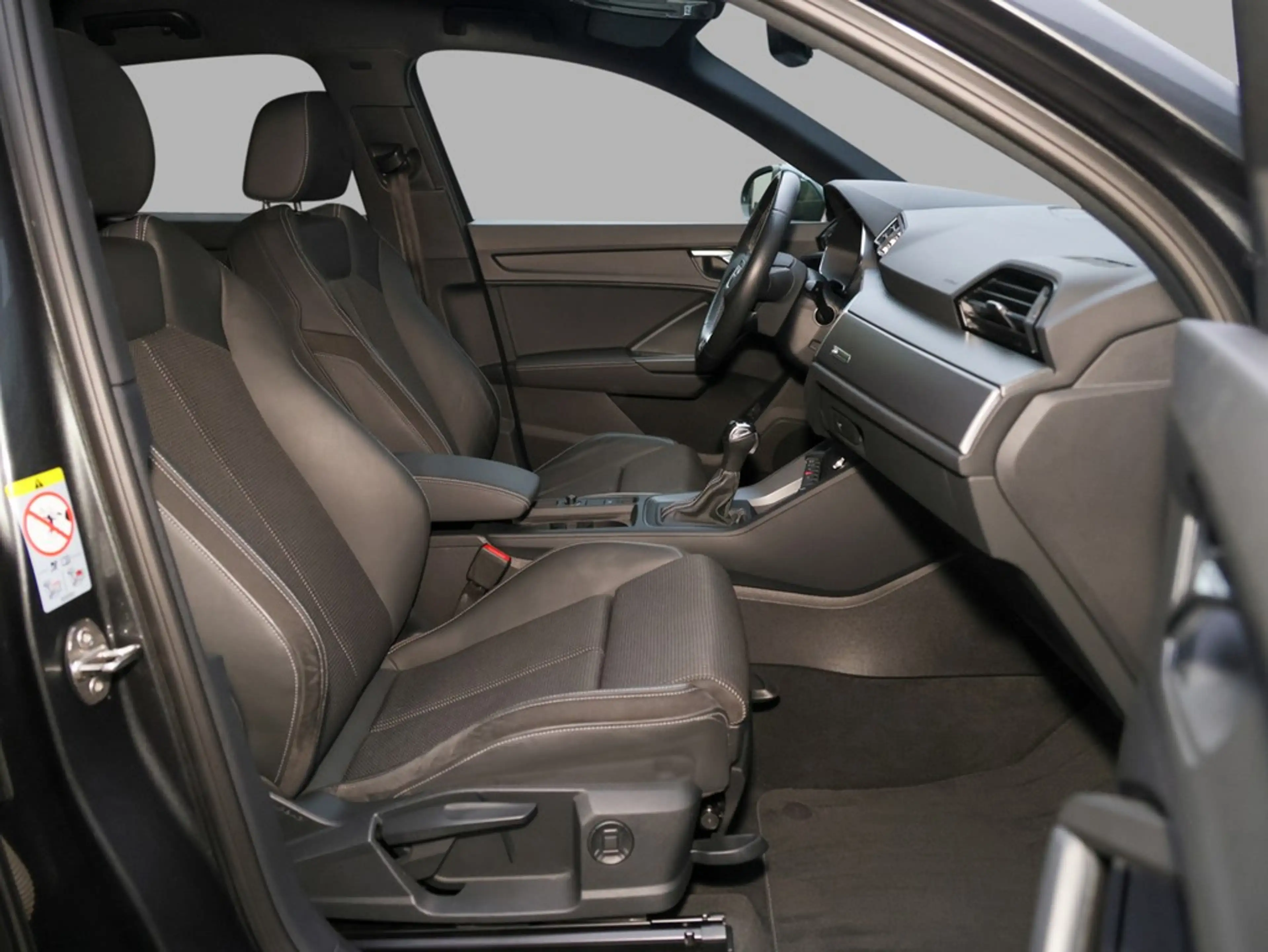 Audi Q3 45 TFSI e S line — photo 11