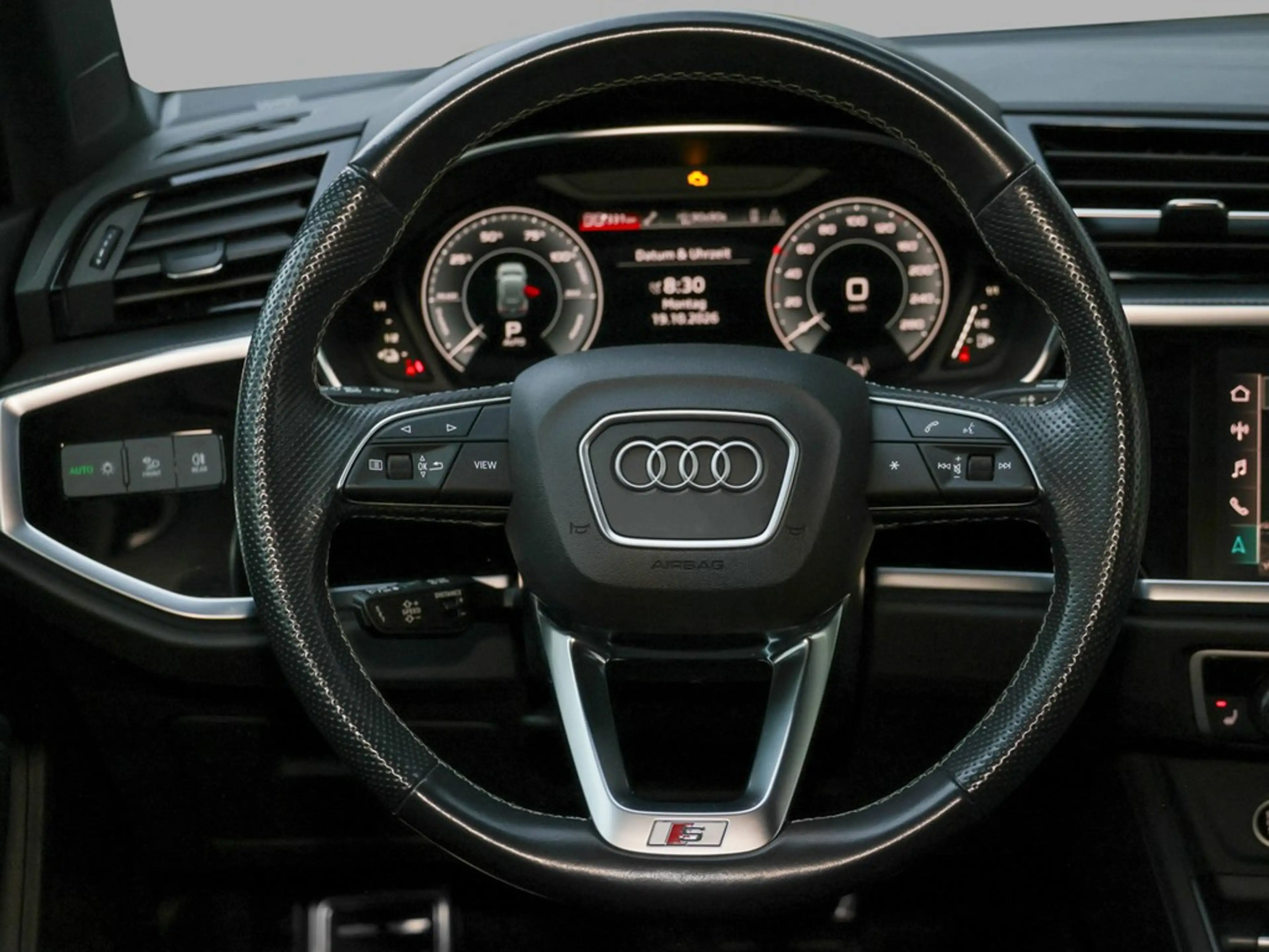 Audi Q3 45 TFSI e S line — photo 16