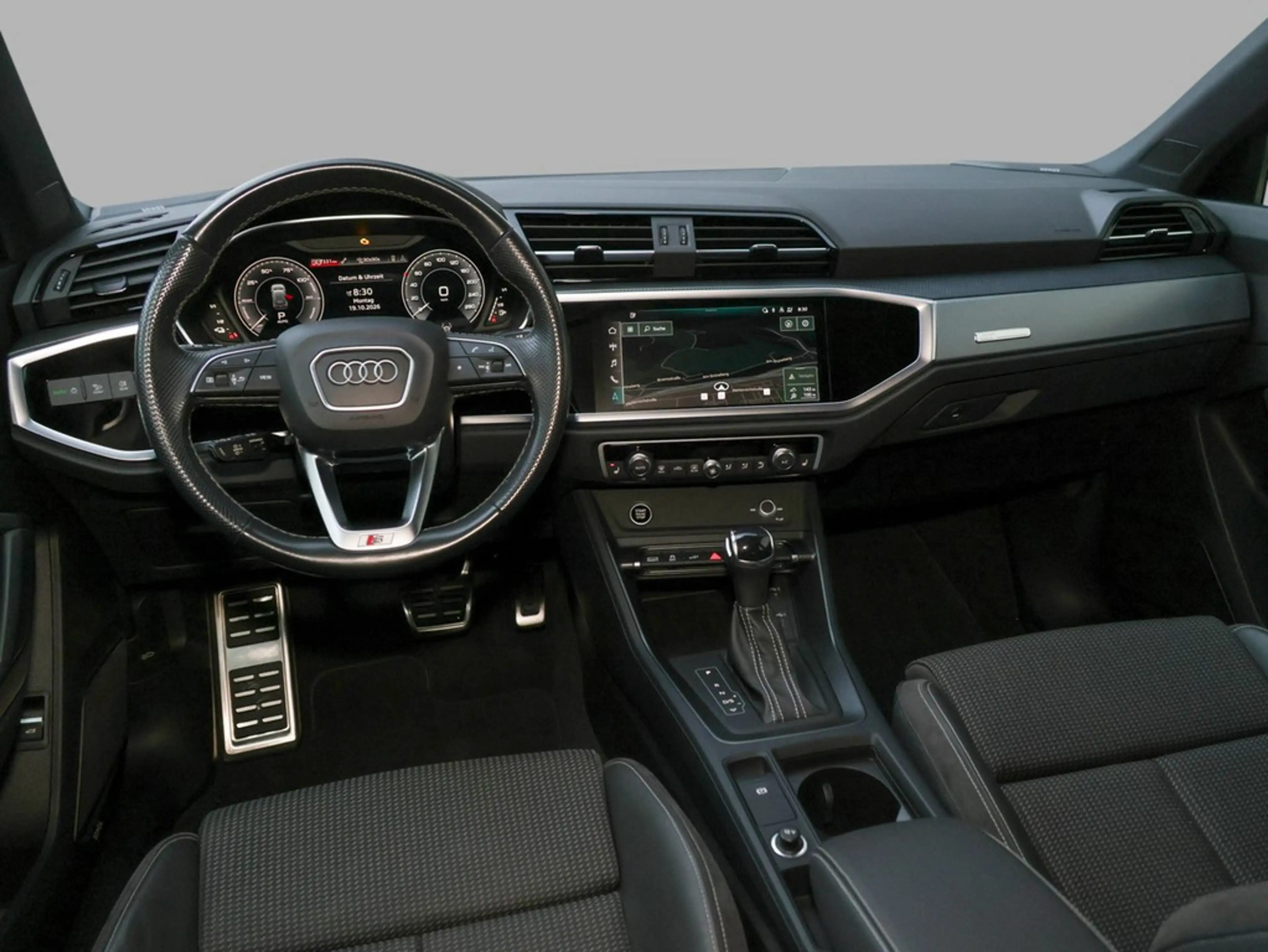 Audi Q3 45 TFSI e S line — photo 17
