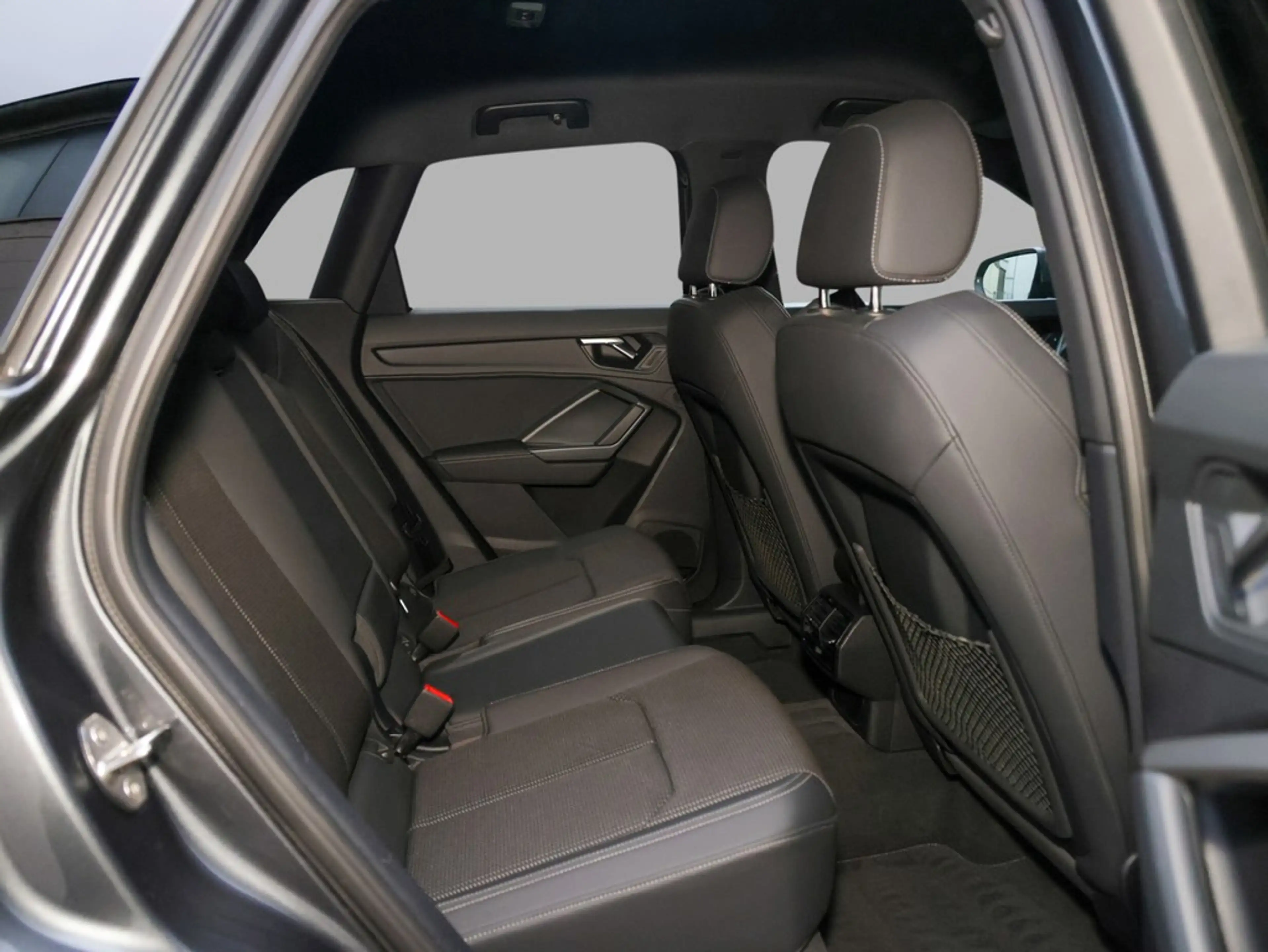 Audi Q3 45 TFSI e S line — photo 12