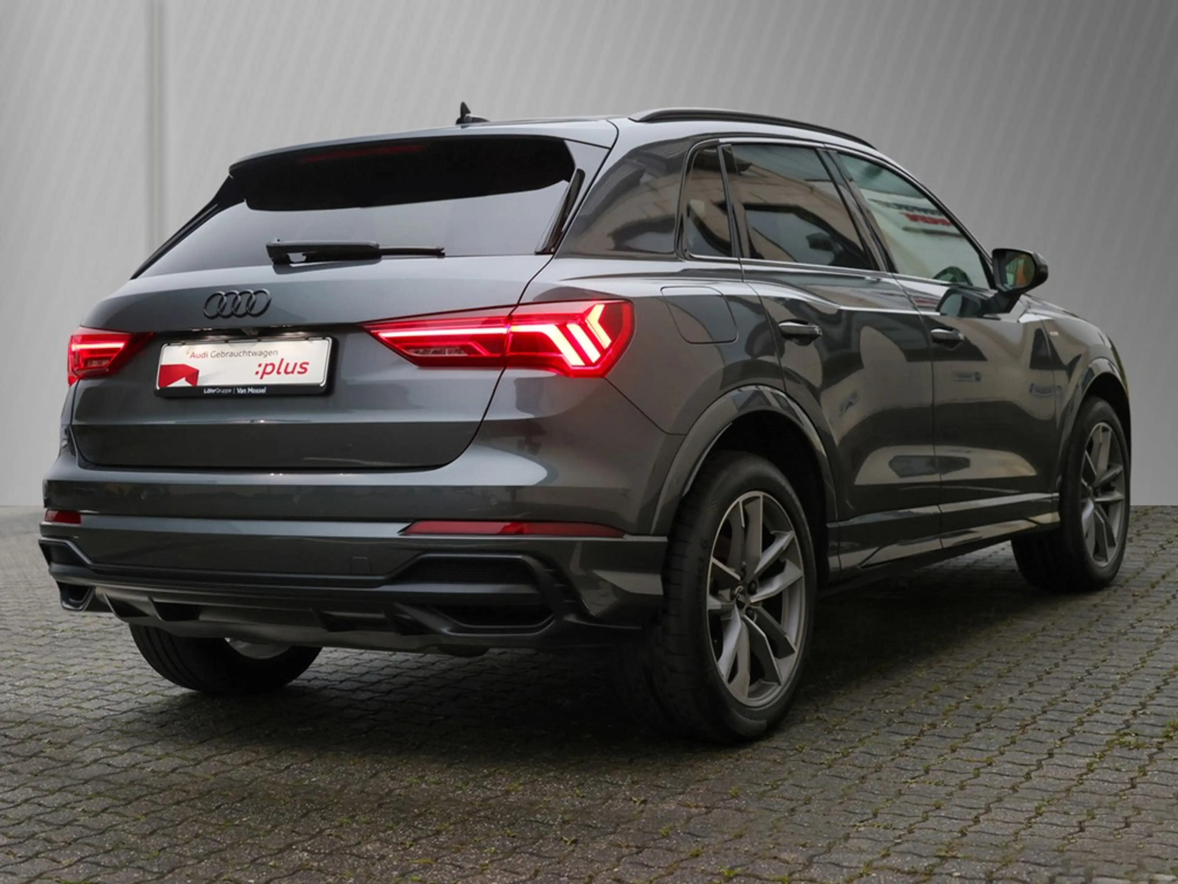 Audi Q3 45 TFSI e S line — photo 4
