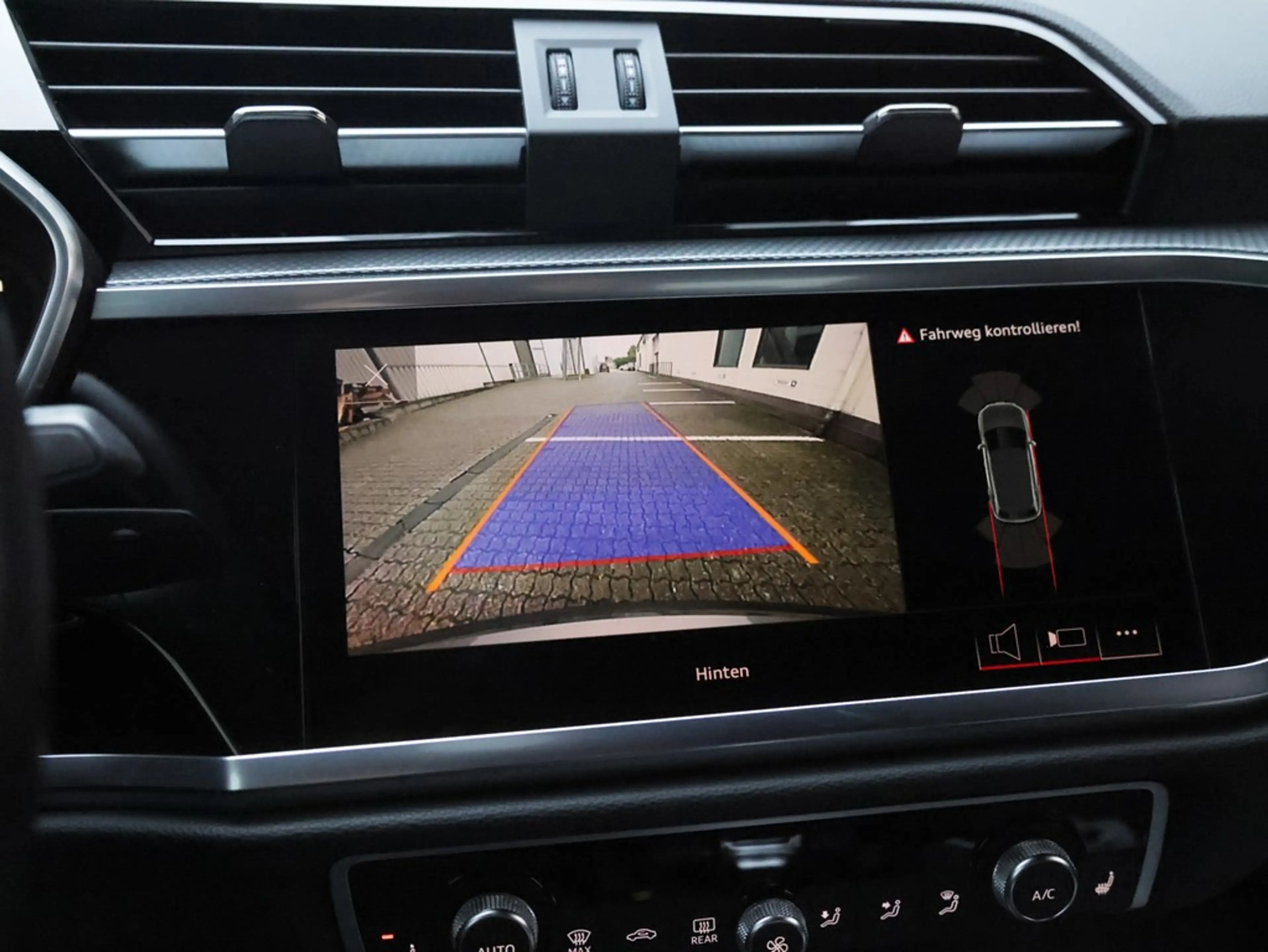 Audi Q3 45 TFSI e S line — photo 8