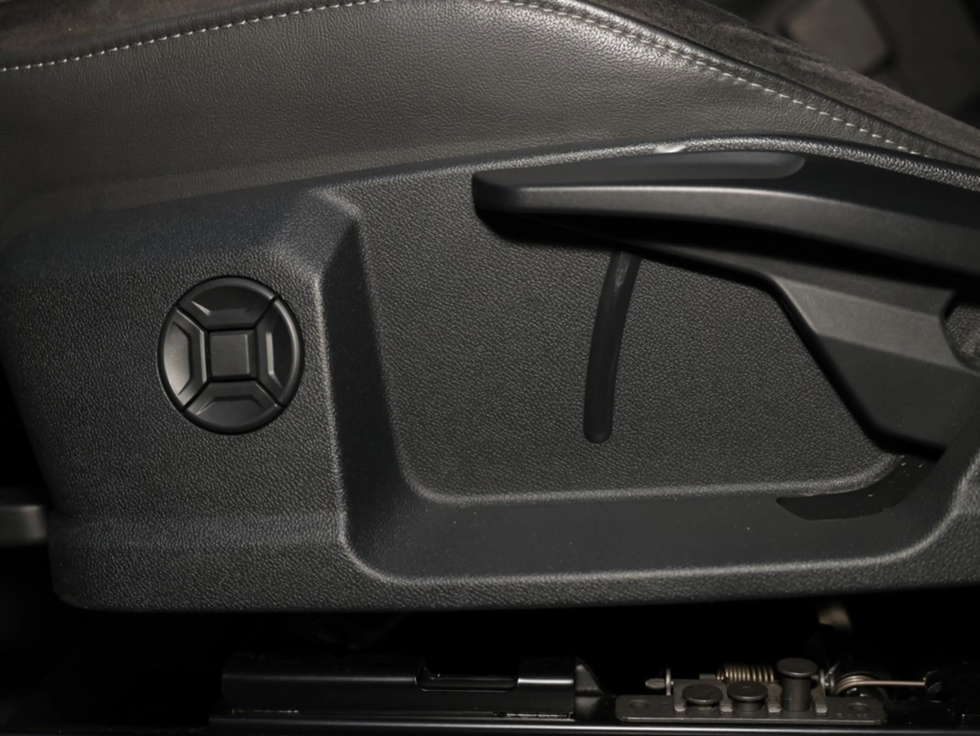 Audi Q3 45 TFSI e S line — photo 7