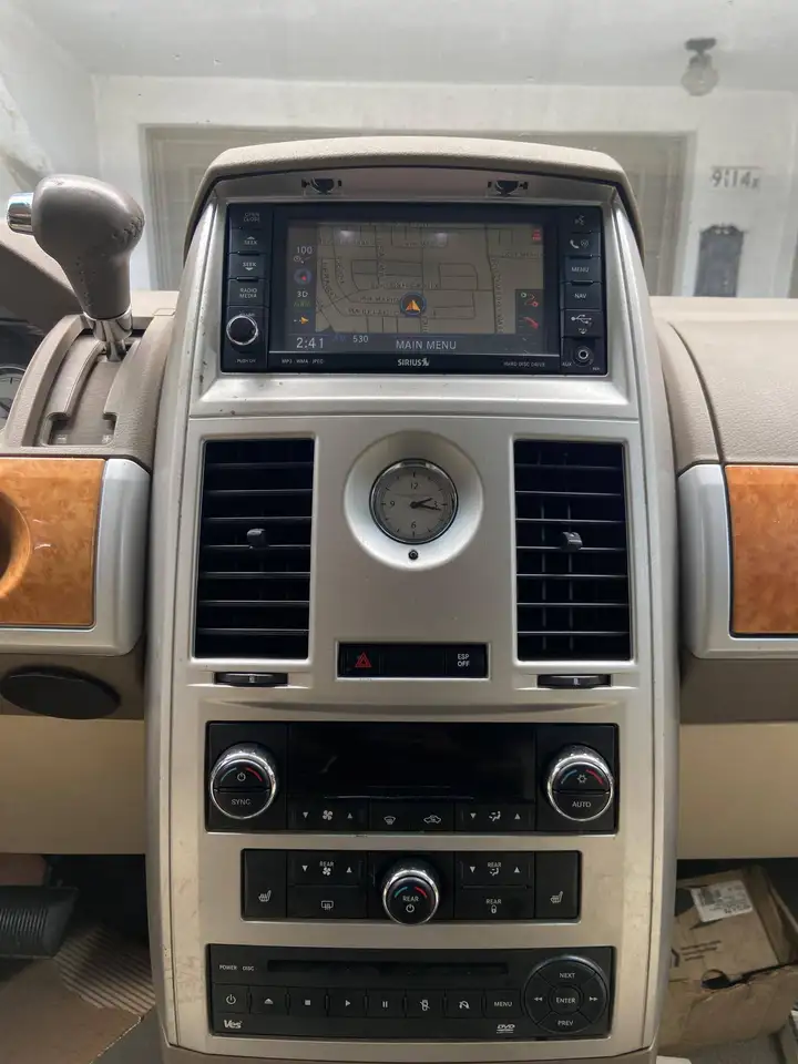 Chrysler Town & Country снимка Chrysler Town & Country