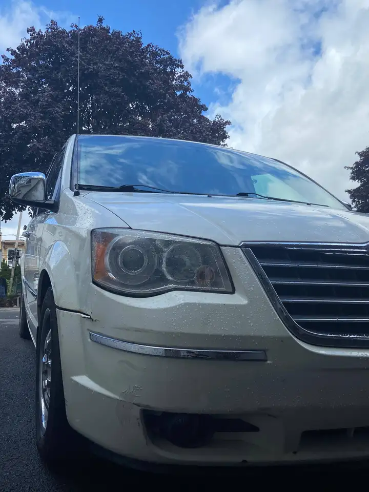 Chrysler Town & Country снимка Chrysler Town & Country