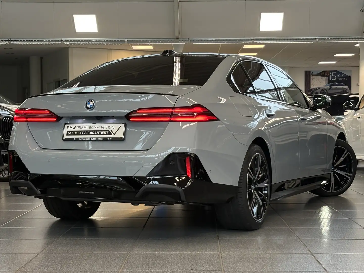 BMW 550 e xDrive M Sport Pro DA PA+ HuD Pano Carbon Gris - 2