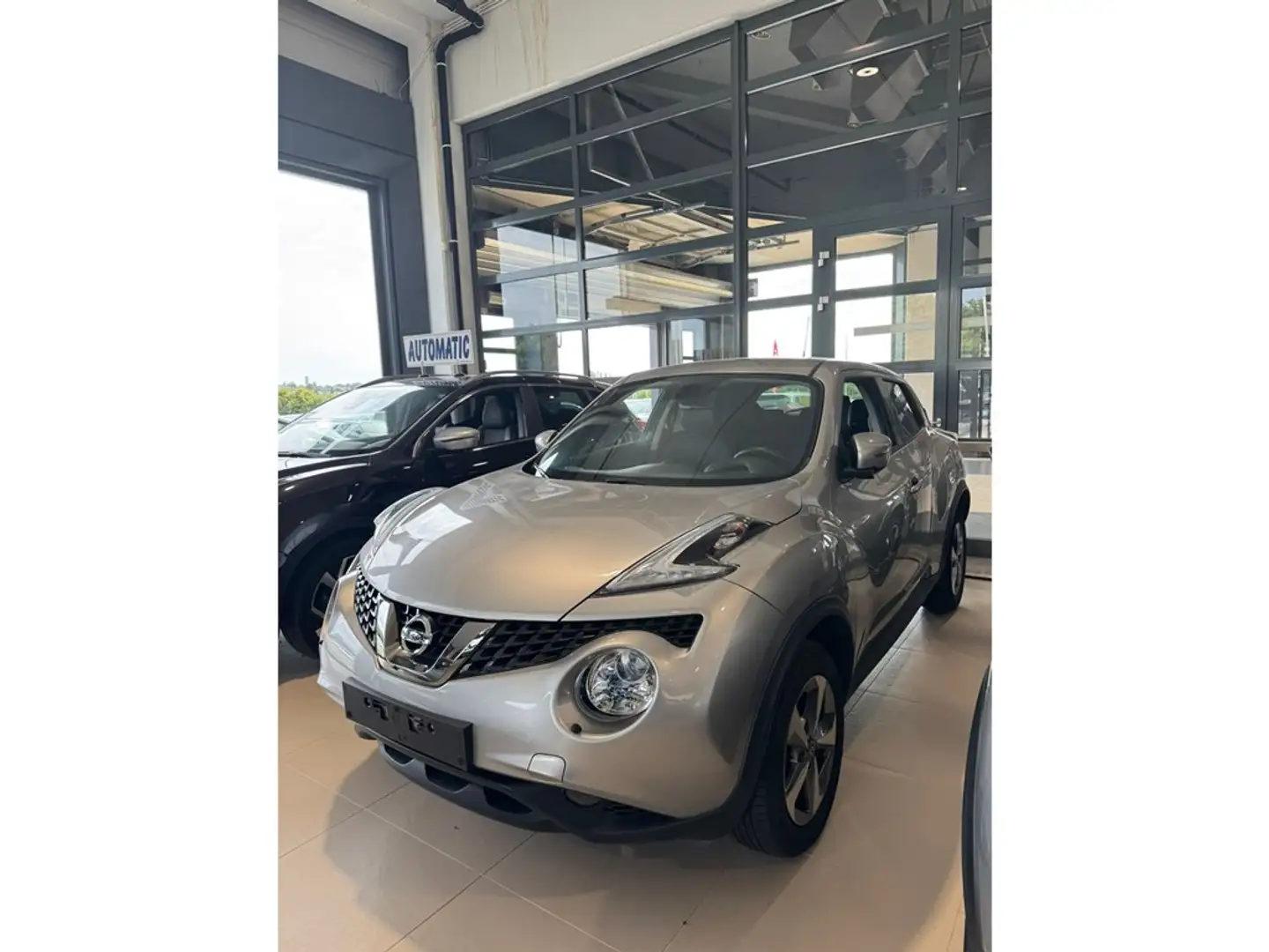 Nissan Juke JUKE AUTOMAAT 1.6 Grigio - 1
