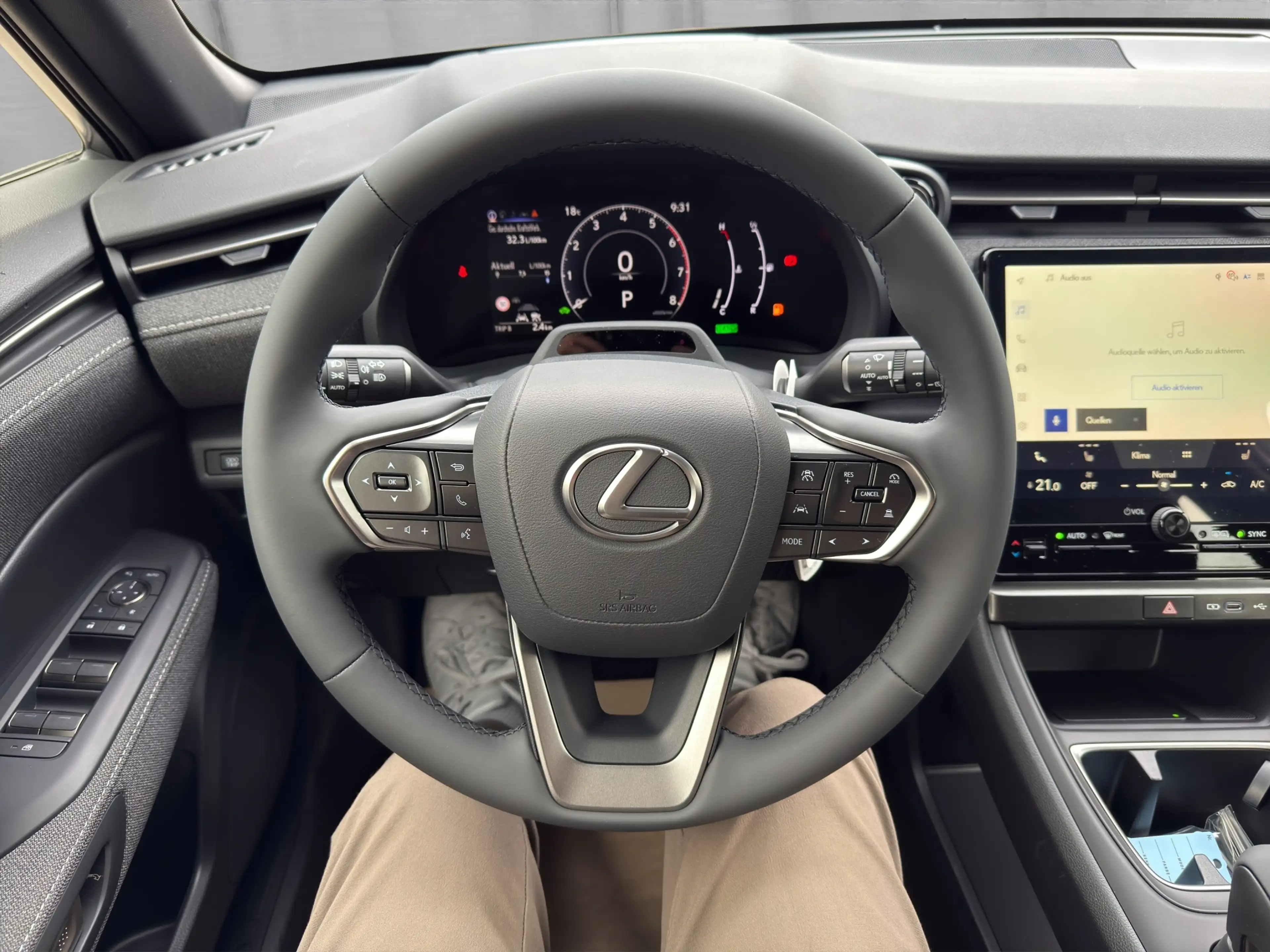 Lexus LBX LBX Basis 136 PS 2WD — photo 12