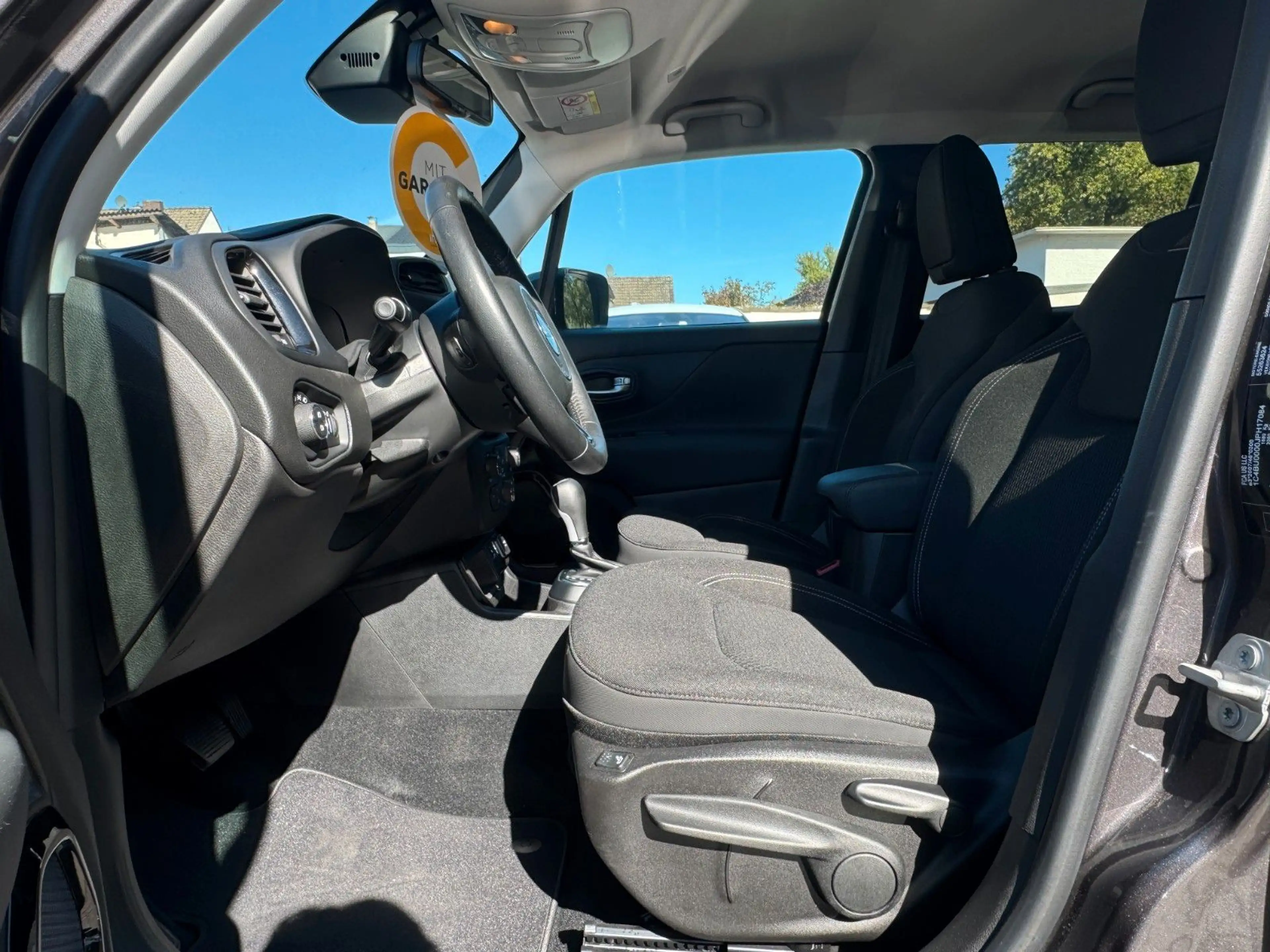 Jeep Renegade Limited FWD — photo 12