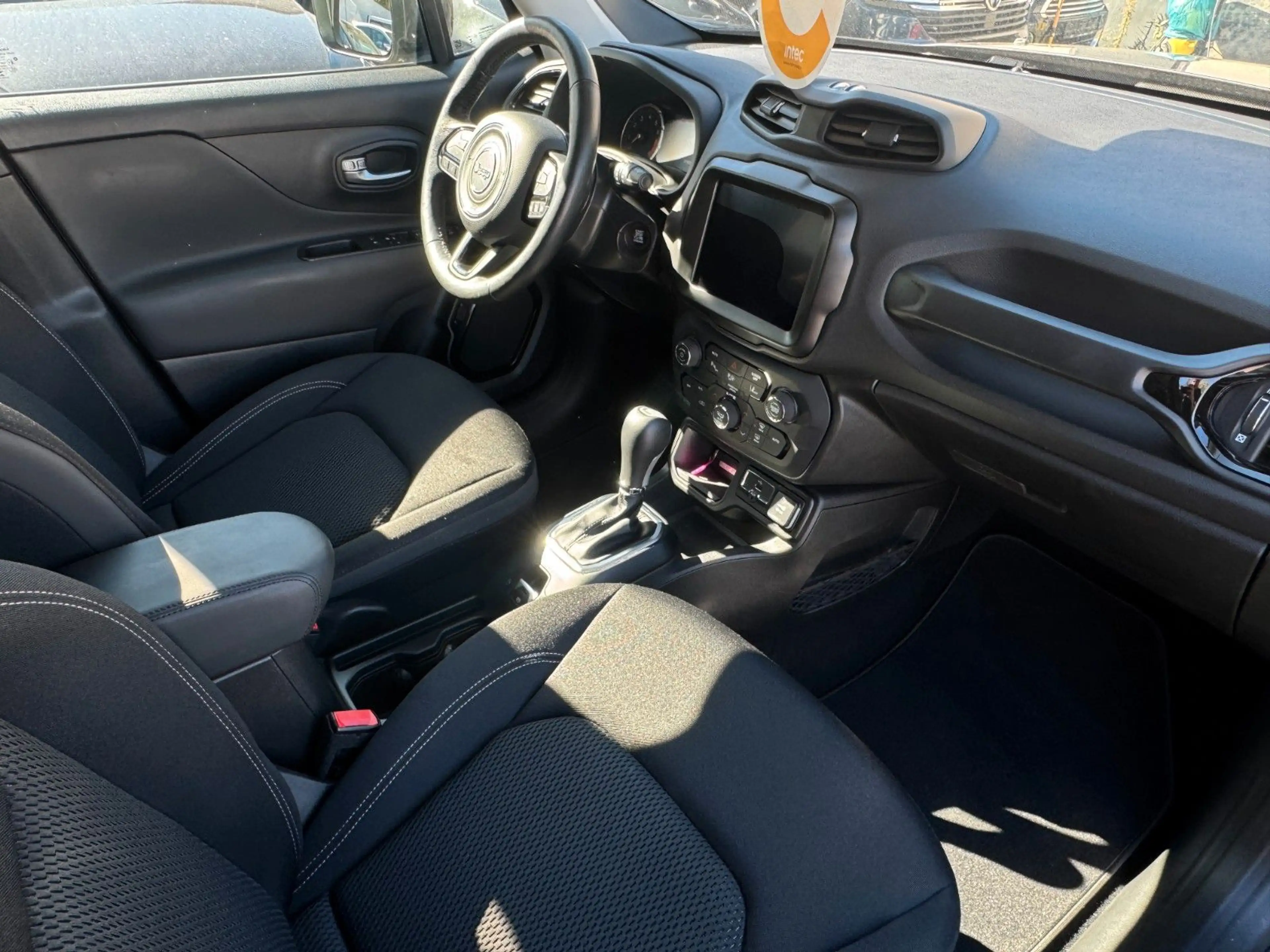Jeep Renegade Limited FWD — photo 15