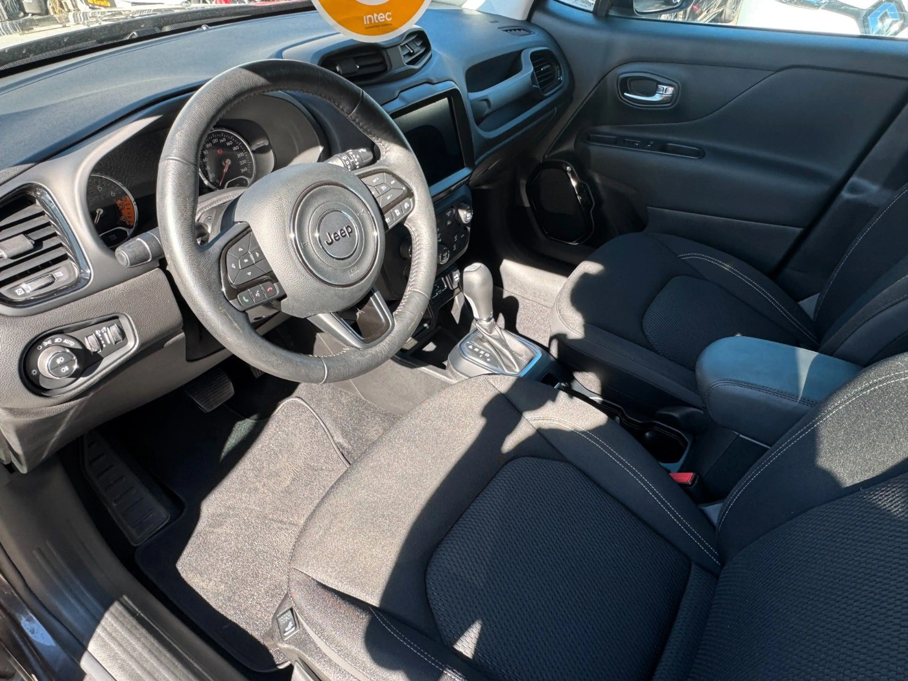 Jeep Renegade Limited FWD — photo 11
