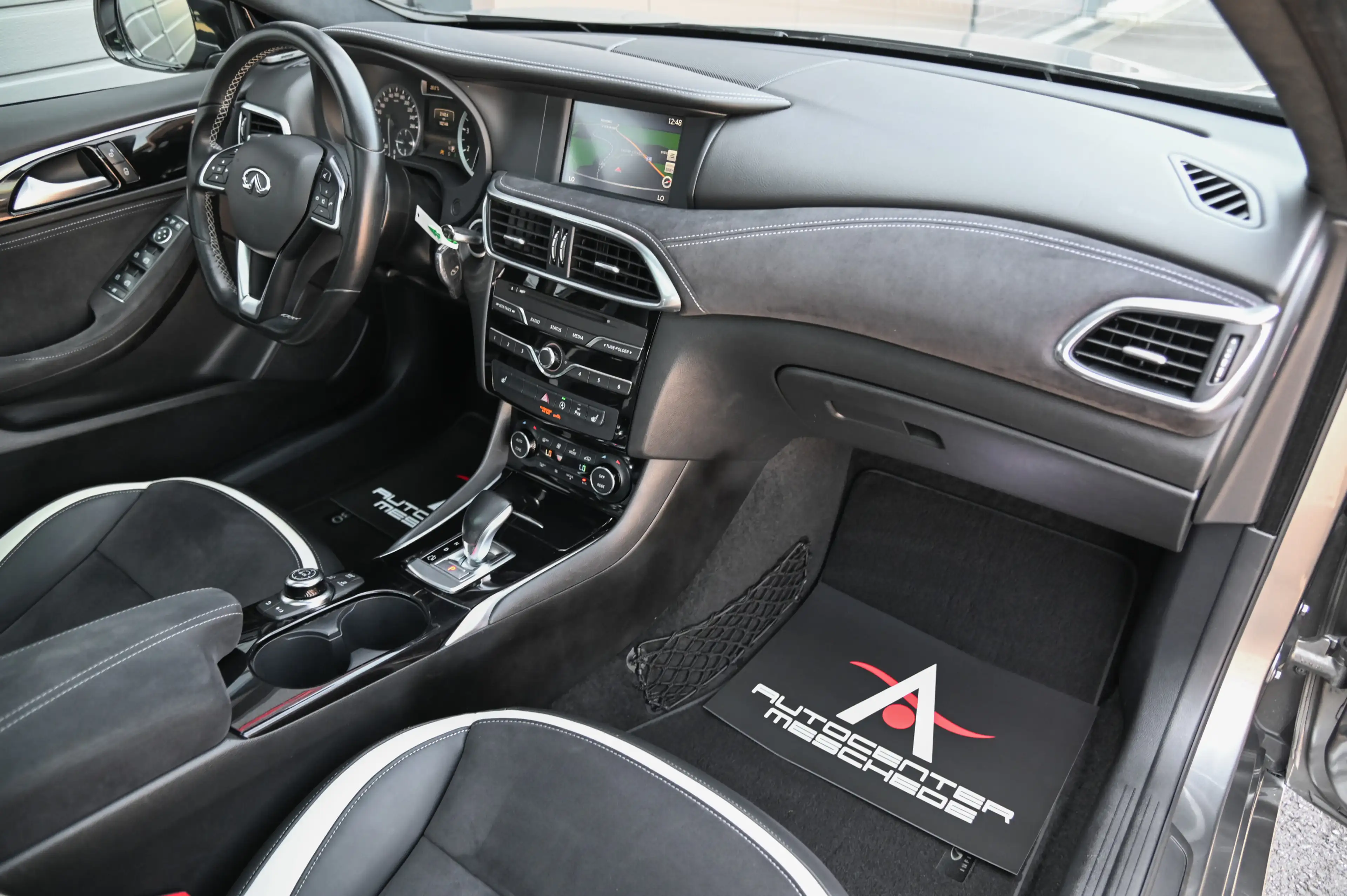 Infiniti Q30 S Sport 2.0t AWD Sport-Design-Paket* Pano* — photo 11