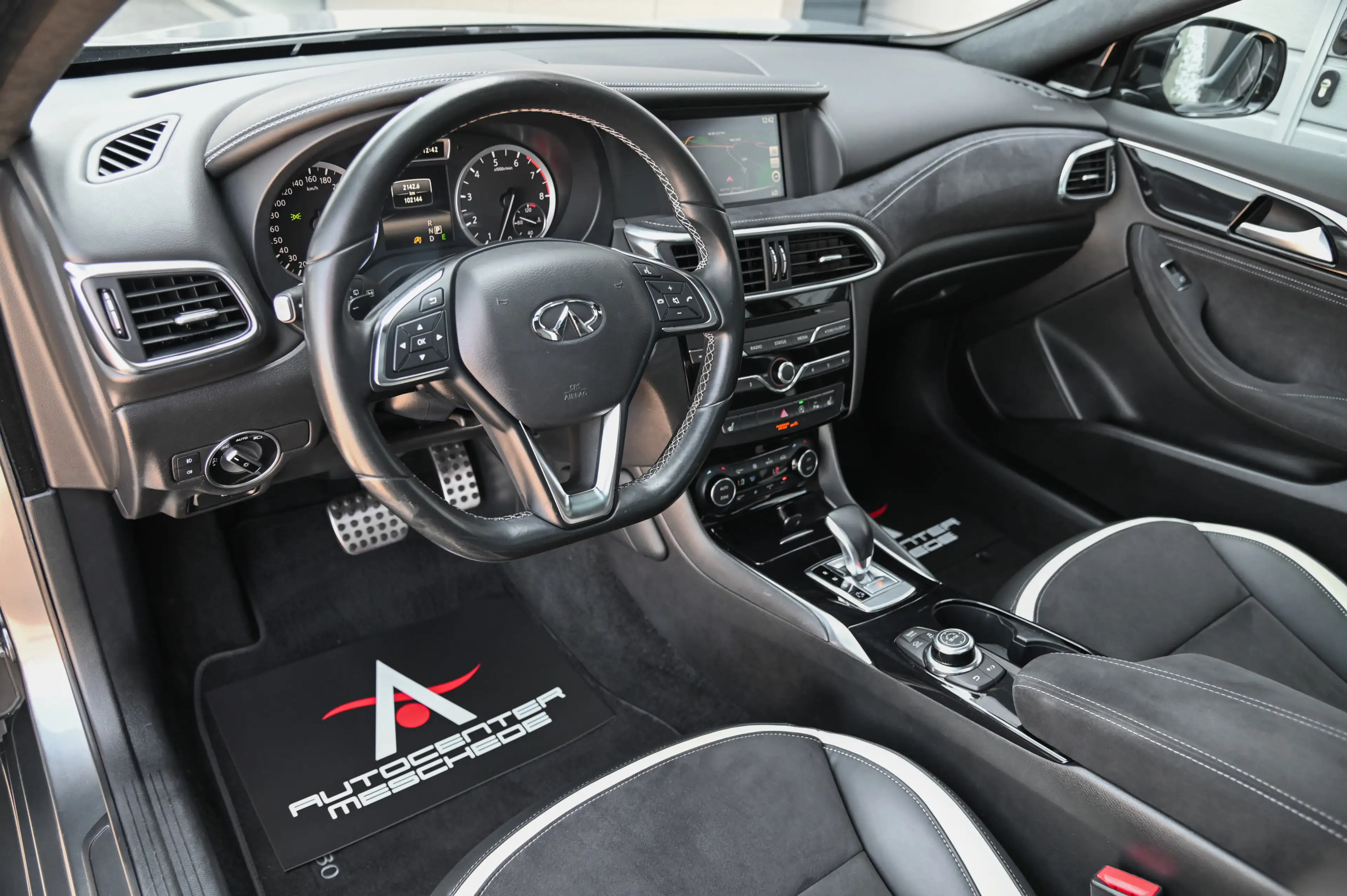 Infiniti Q30 S Sport 2.0t AWD Sport-Design-Paket* Pano* — photo 9