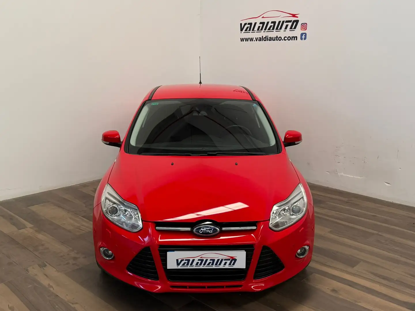 Ford Focus 2.0TDCi Titanium Powershift Rojo - 2