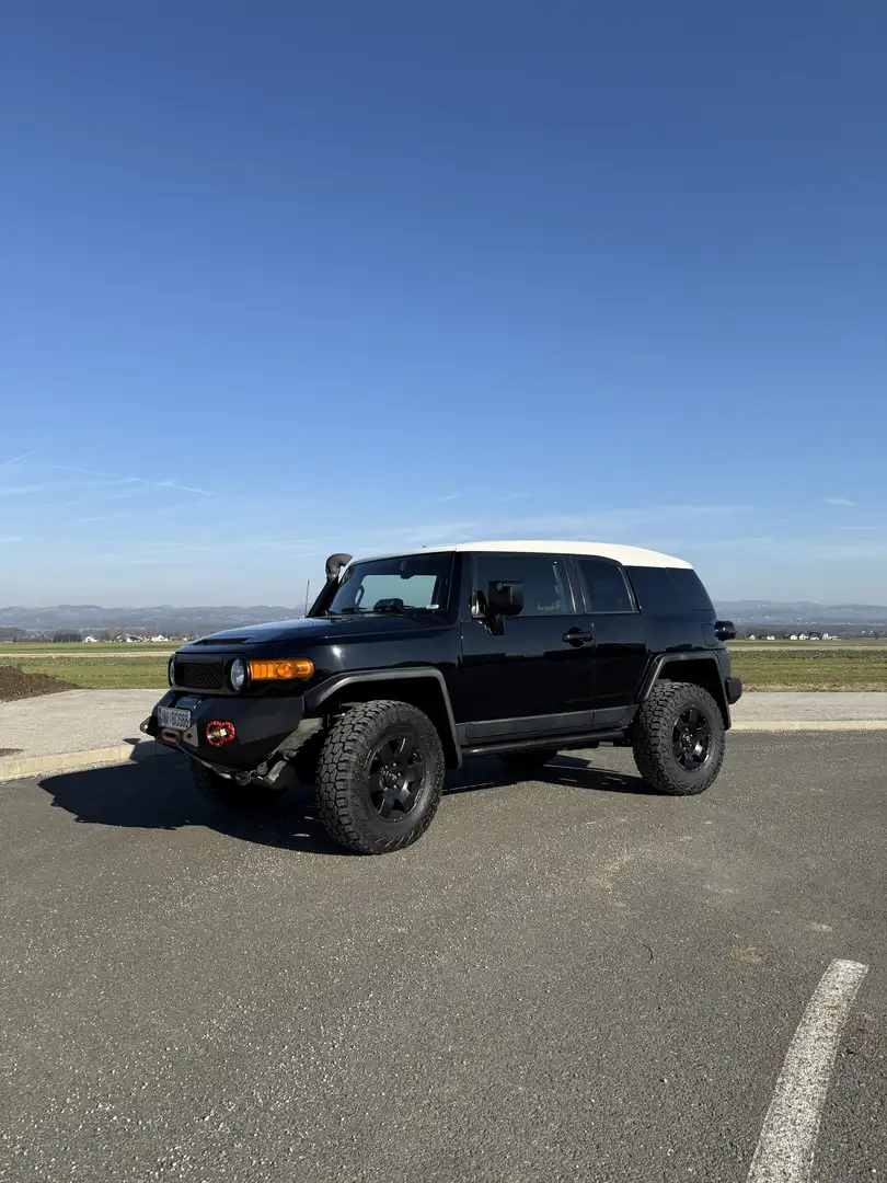 Toyota FJ Cruiser - 1