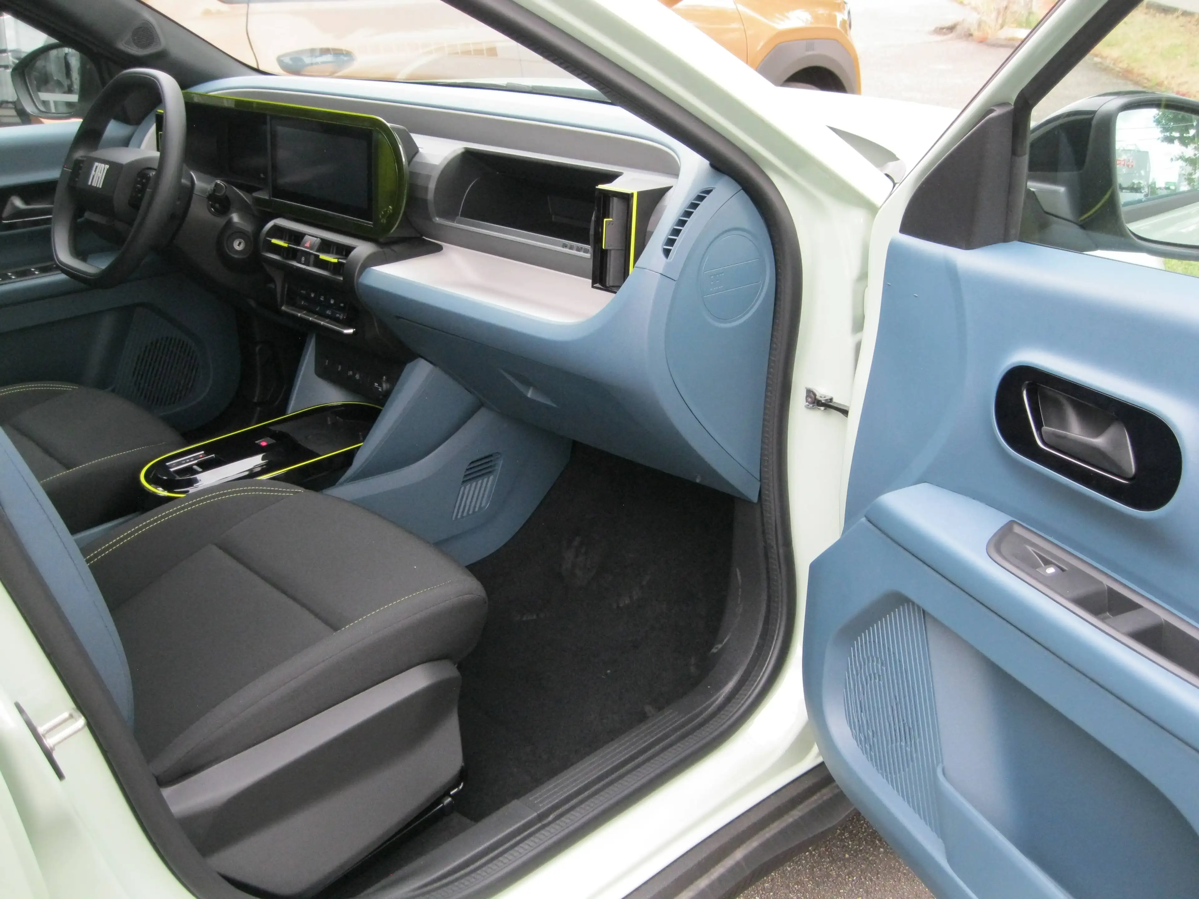 Fiat Grande Panda 1.2 Hybrid Automatik 81KW Business Edition LED-ZV-NAVI-PDC — photo 7