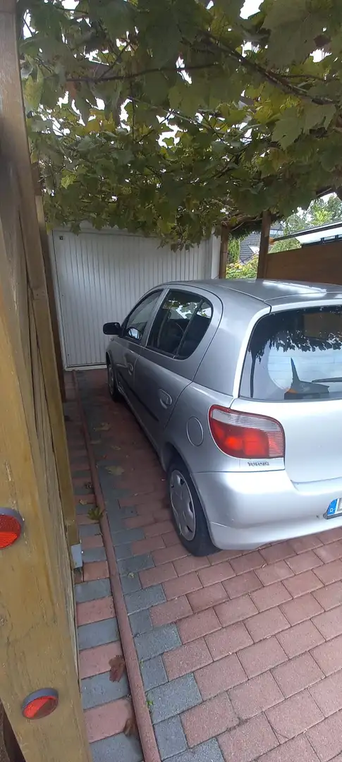 Toyota Yaris Yaris 1.3 linea sol Silber - 2