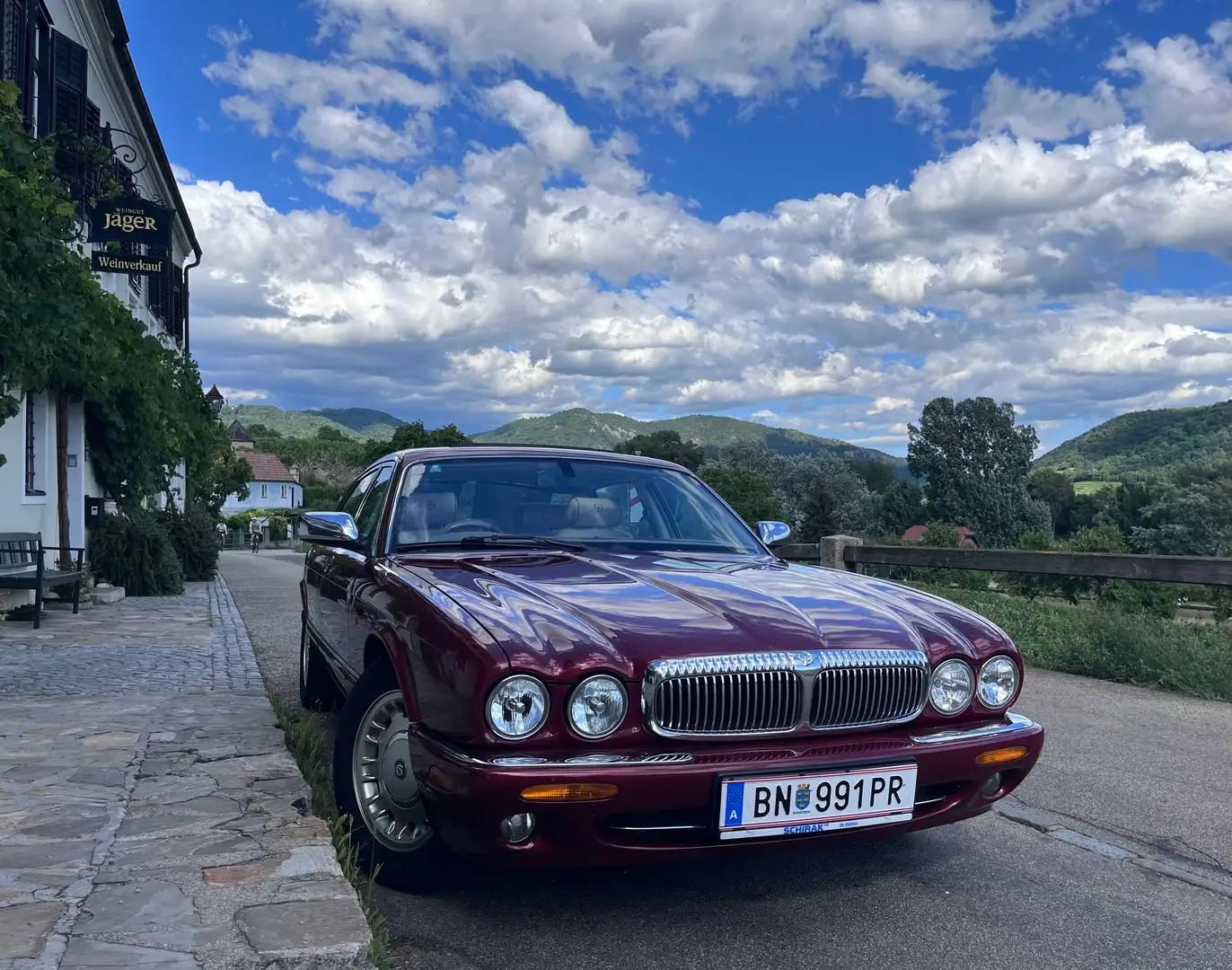 Jaguar Daimler V8 LWB Rot - 1