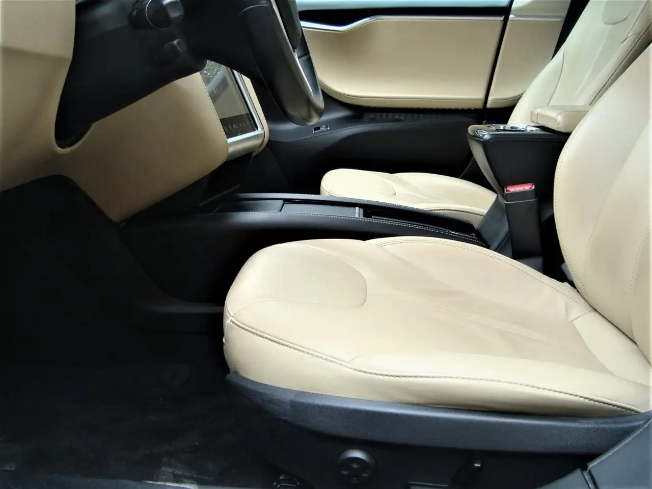 Tesla Model S снимка Tesla Model S