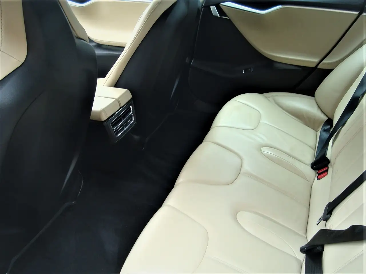 Tesla Model S снимка Tesla Model S