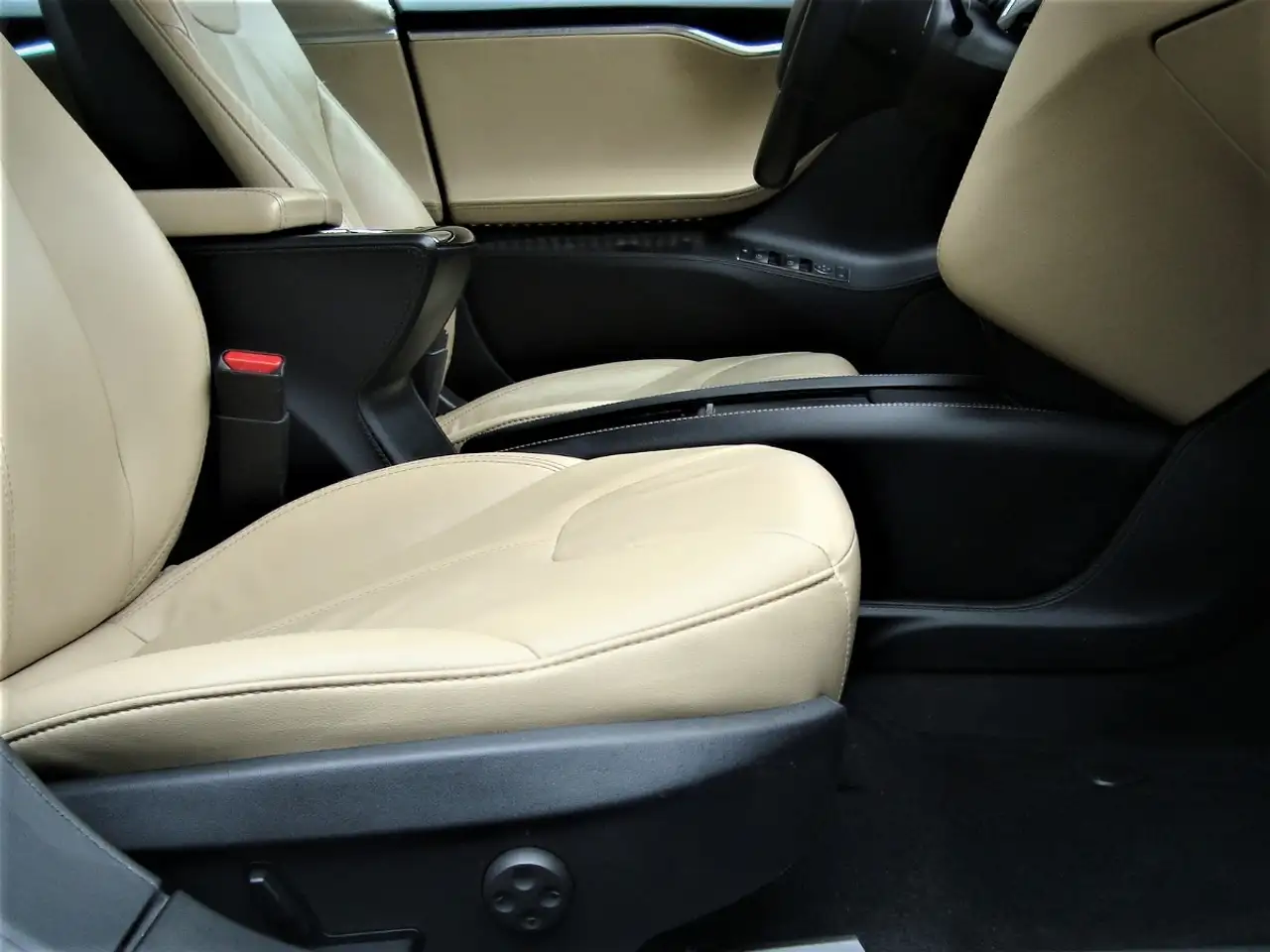Tesla Model S снимка Tesla Model S
