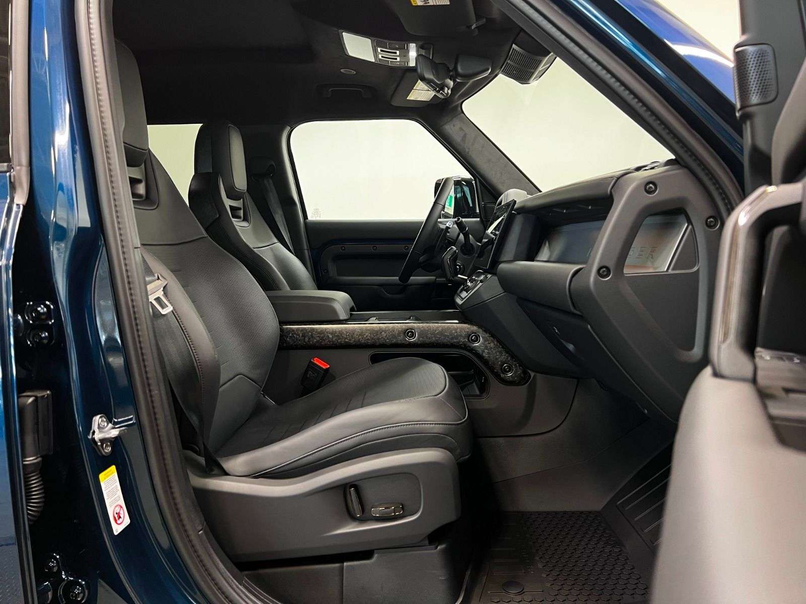 2026 Land Rover Defender OCTA P635 V8 alt 5