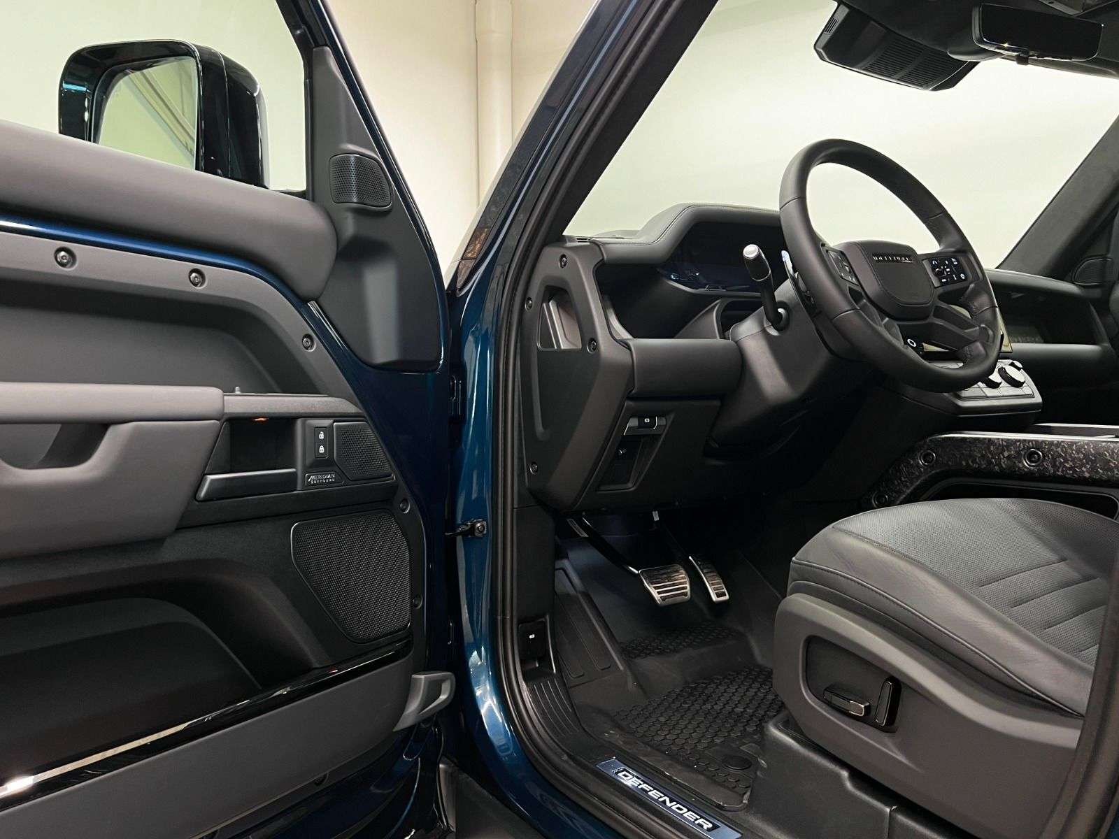 2026 Land Rover Defender OCTA P635 V8 alt 4