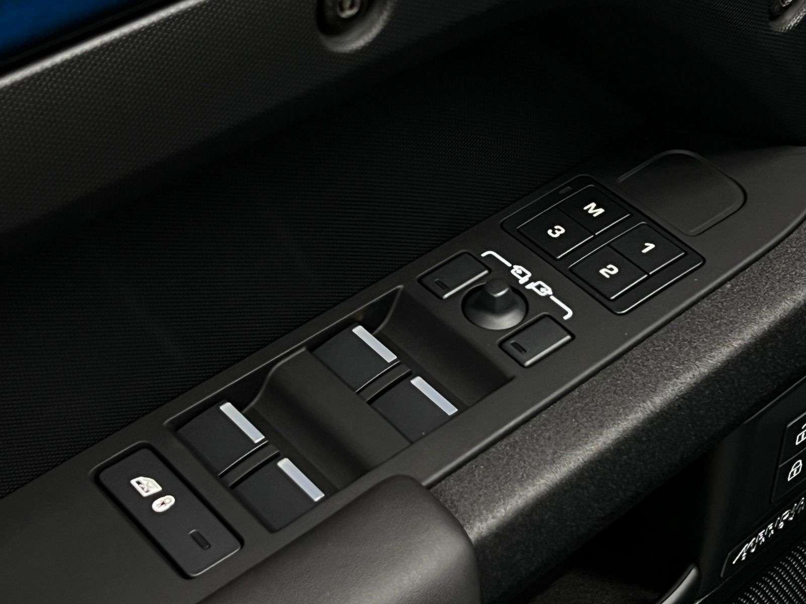 2026 Land Rover Defender OCTA P635 V8 thumb 33