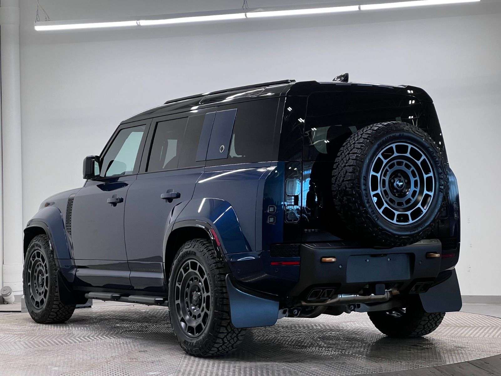 2026 Land Rover Defender OCTA P635 V8 alt 3